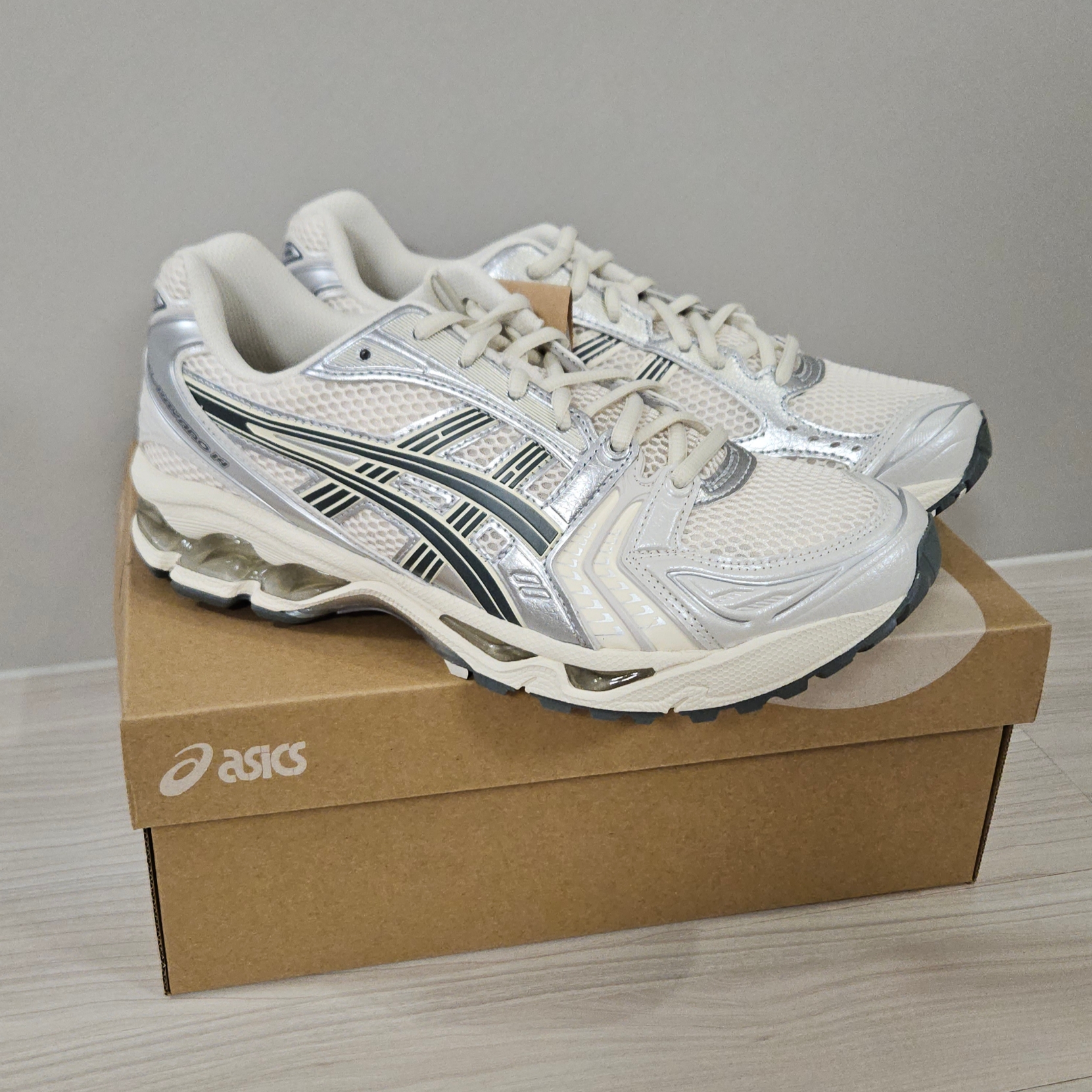 Asics Gel-Kayano 14 Birch Dark Pewter 착용 스타일