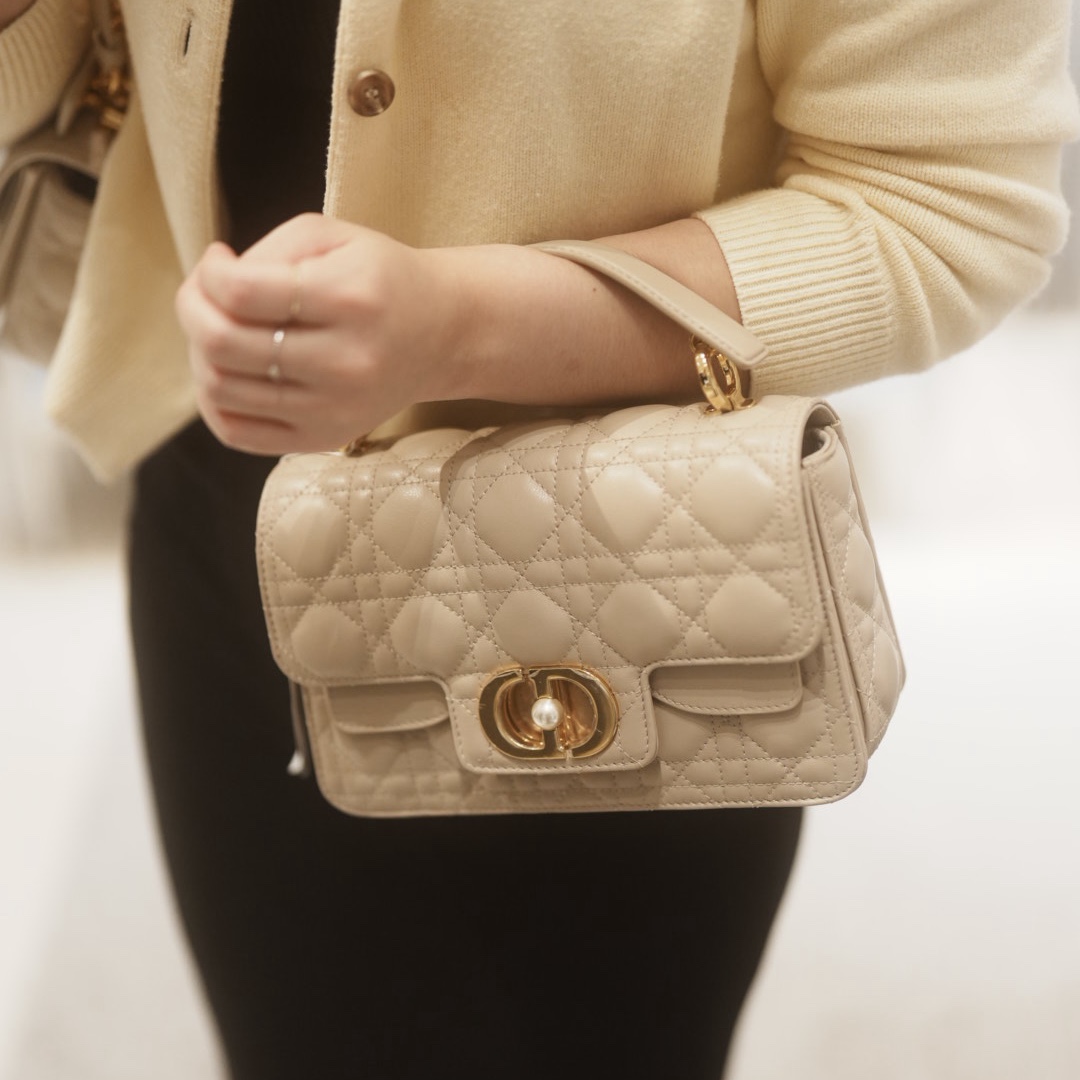 Dior Small Jolie Top Handle Bag Cannage Calfskin Powder Beige 착용 스타일 - 1