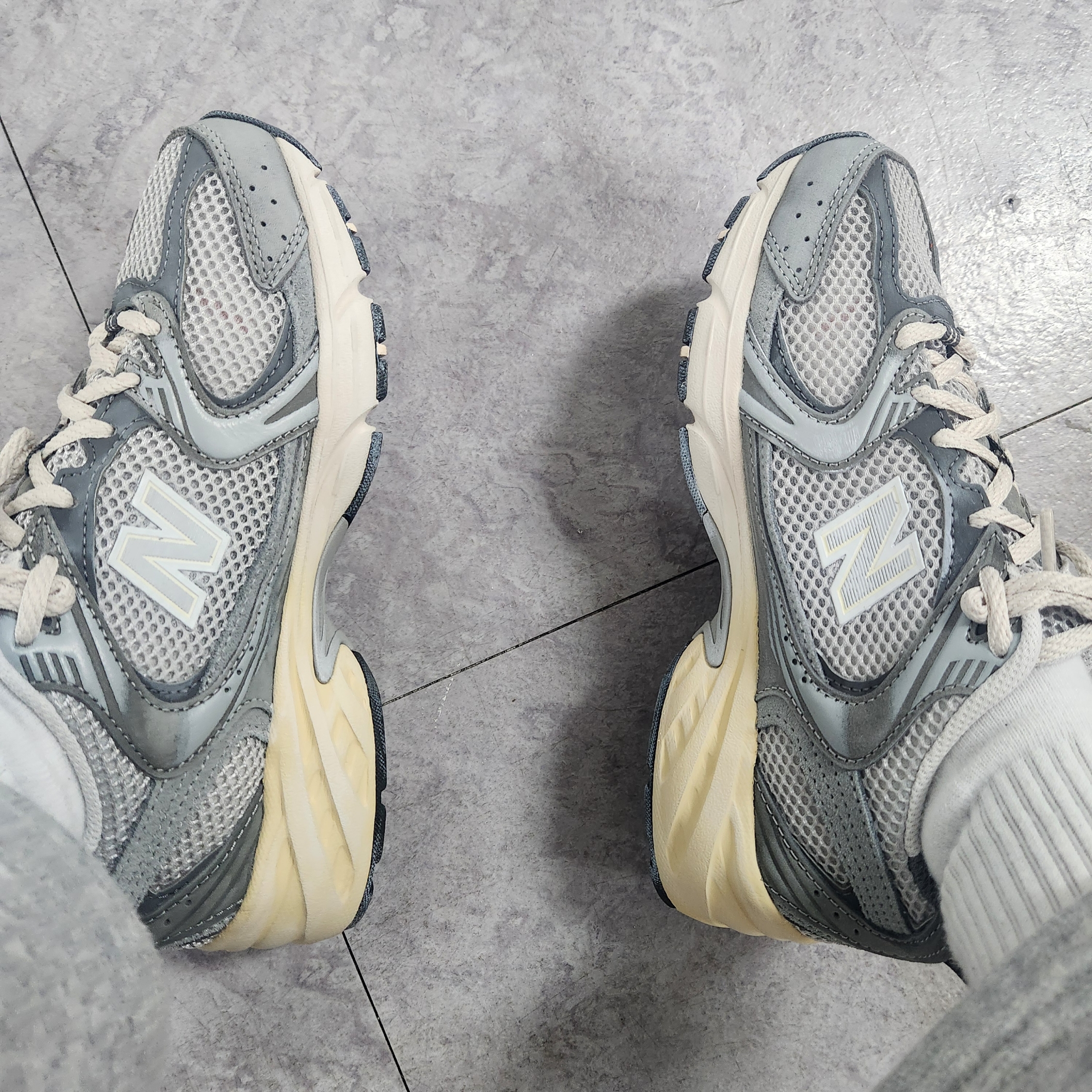 New Balance 530 Premium Vintage Grey Matter 착용 스타일