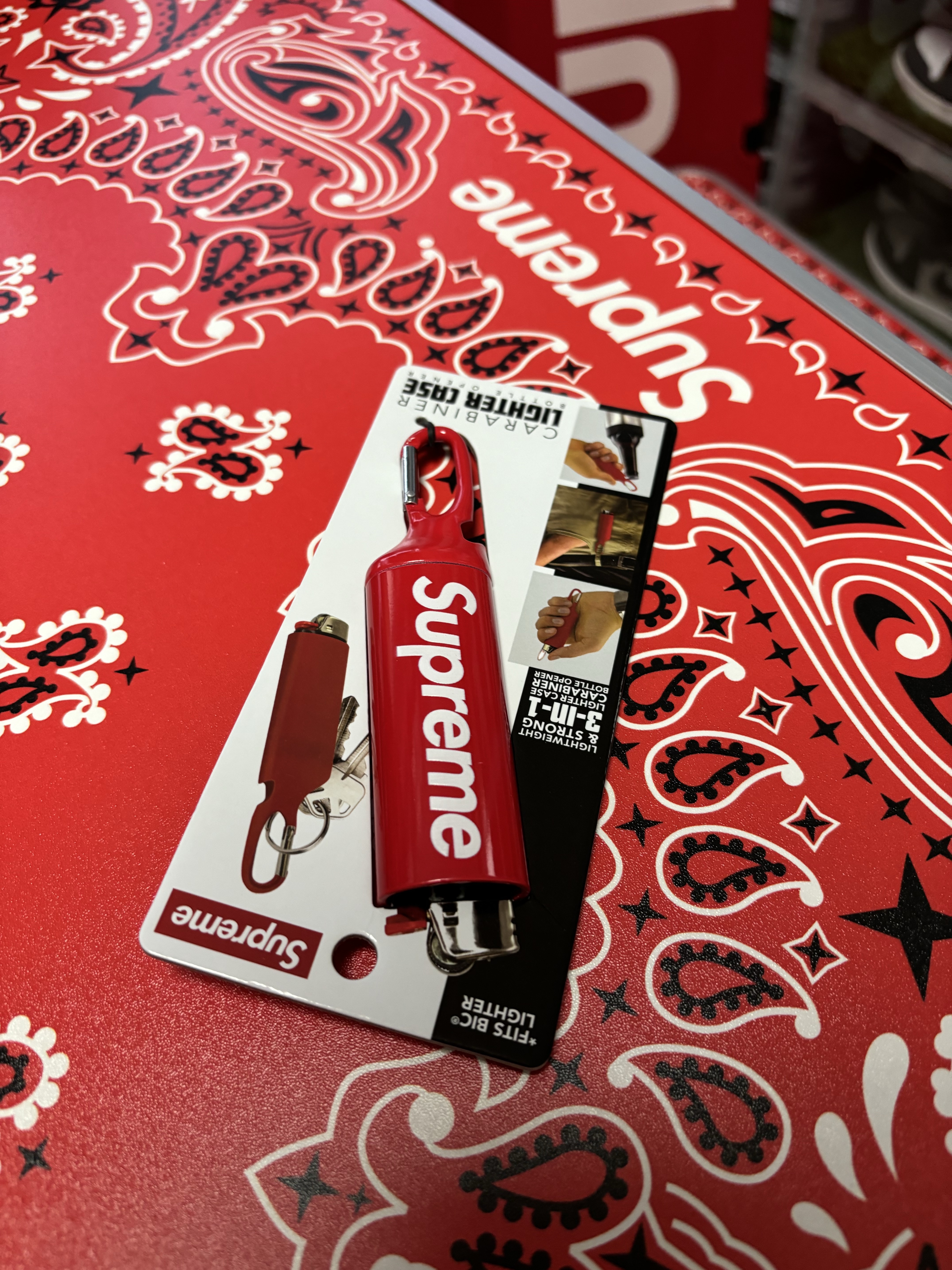 Supreme x Nike Lightweight Crew Socks Red (1 Pack), Supreme Ripstop Keychain Black - 24SS 착용 스타일 - 4