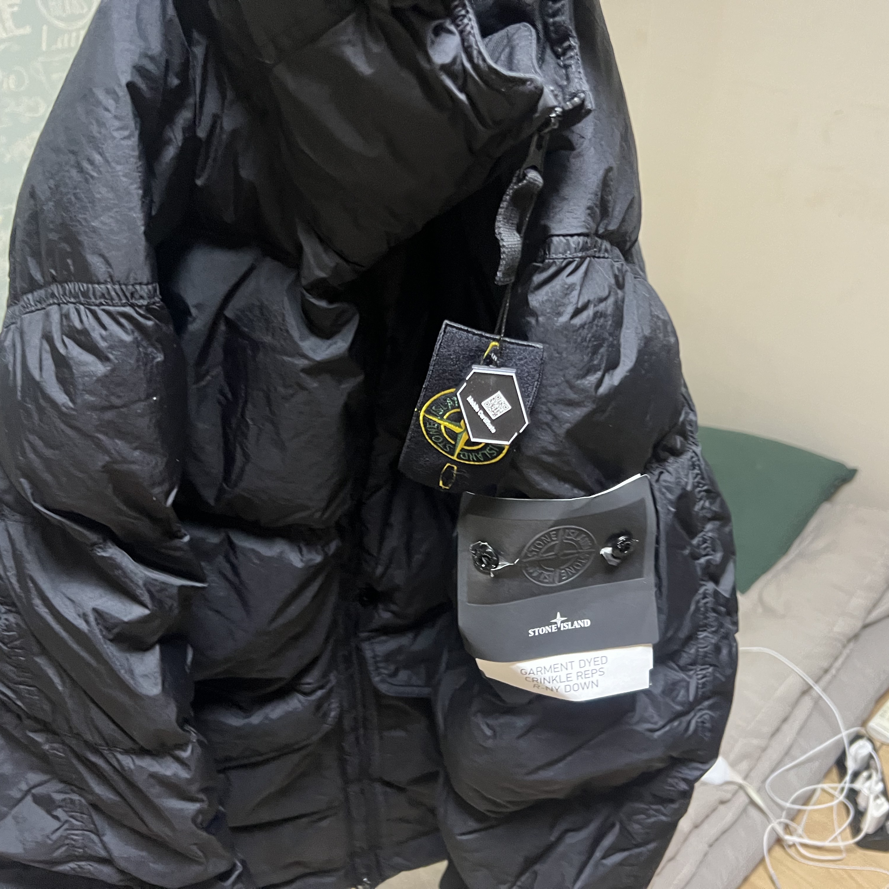Stone Island 40723 Crinkle Reps Hooded Down Jacket Black - 24FW 착용 스타일
