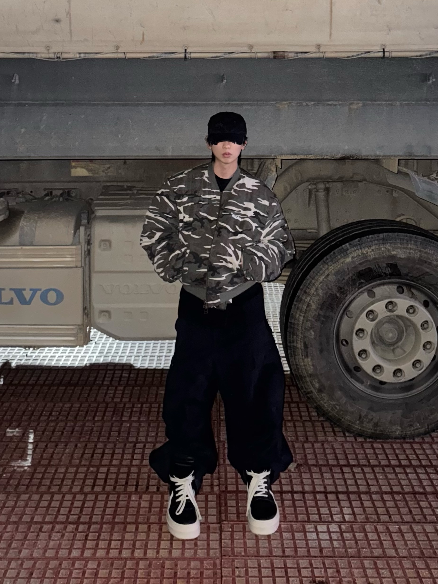 Awende Messiah Camo Bomber Jacket, Awende Saint Black LS T-Shirt 착용 스타일 - 3