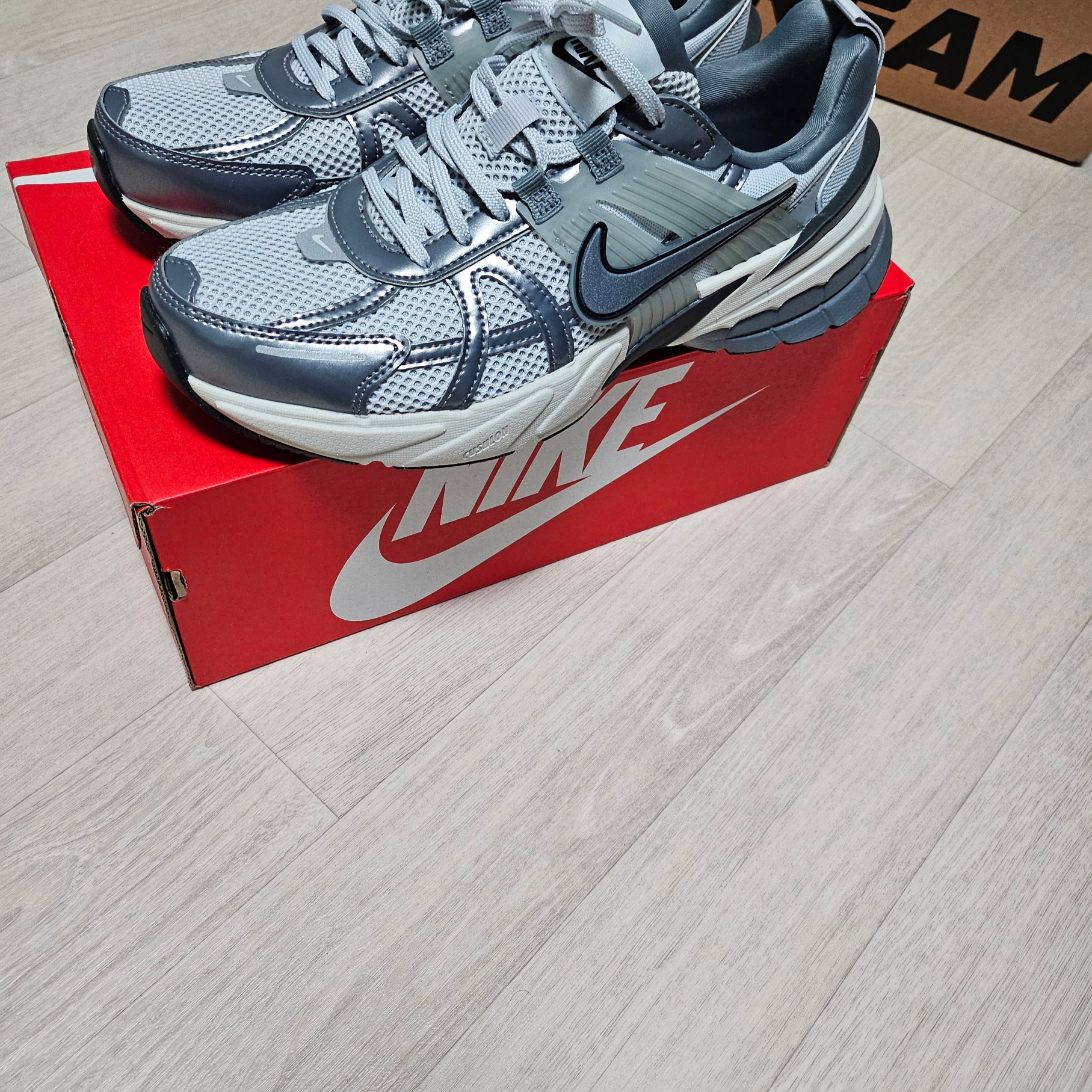 Nike V2K Run Pure Platinum Wolf Grey 착용 스타일