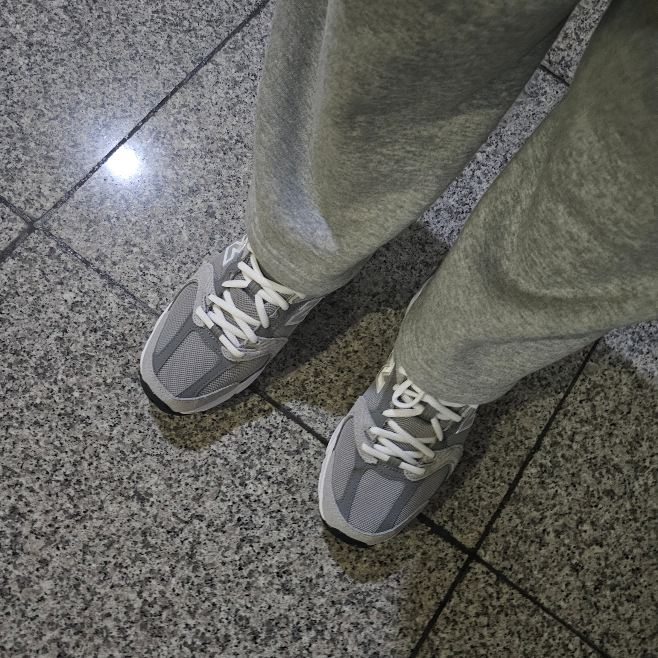 New Balance 530 Grey 착용 스타일