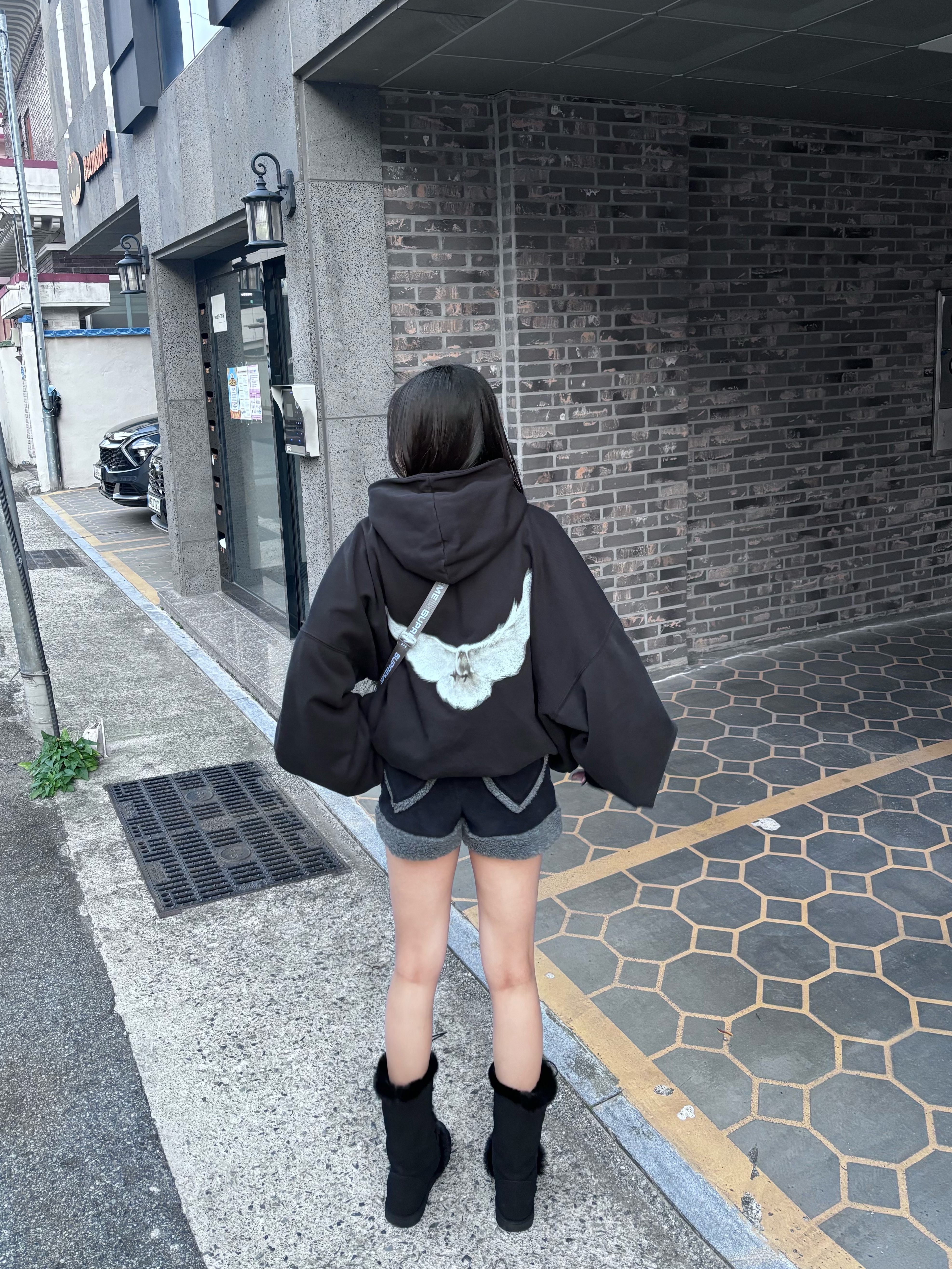 Yeezy Gap Engineered By Balenciaga Dove Hoodie Black 착용 스타일 - 1