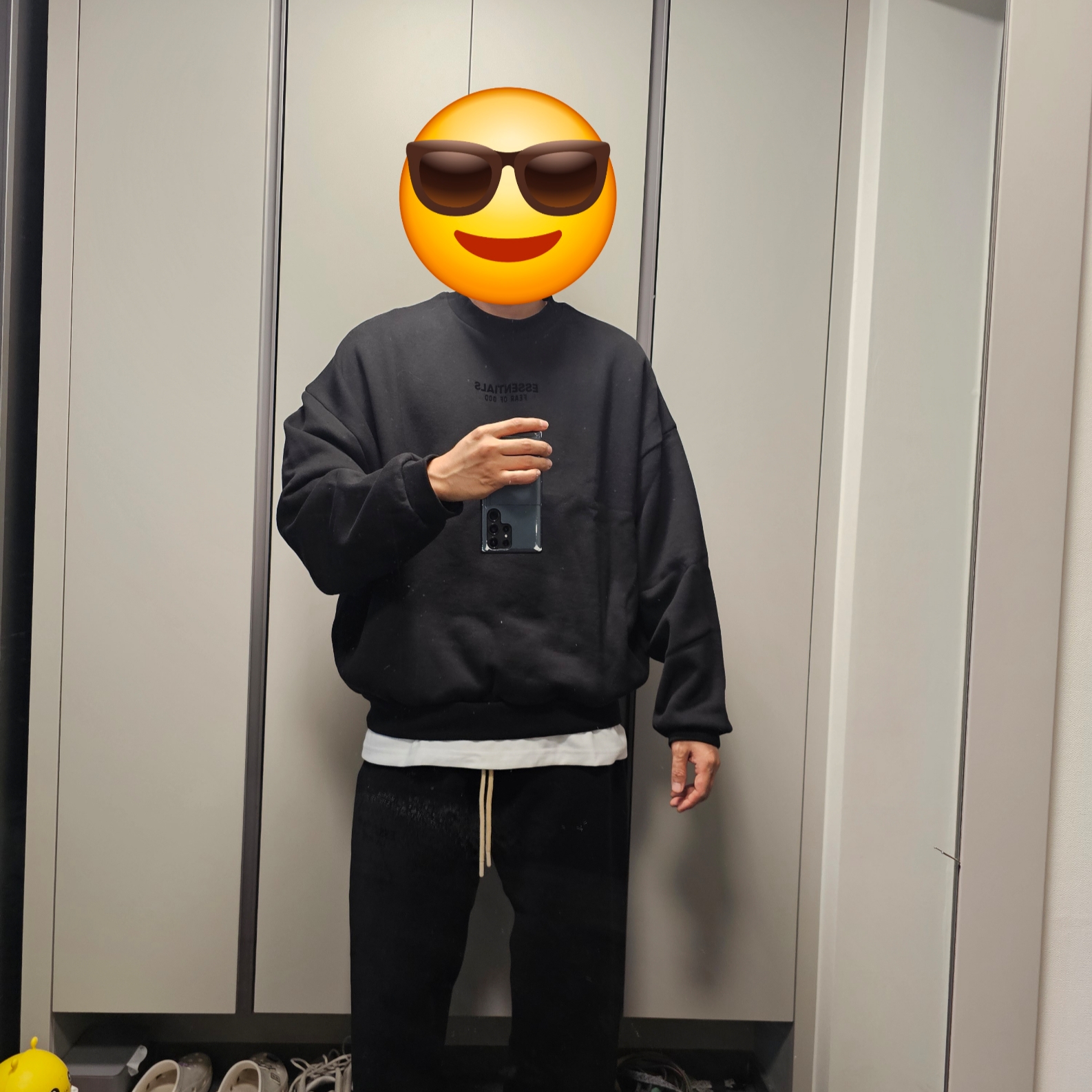 Essentials Crewneck Jet Black - 23FW, Essentials Sweatpants Jet Black - 23FW 착용 스타일 - 1
