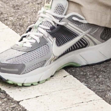 (W) Nike Zoom Vomero 5 Cobblestone and Flat Pewter 착용 스타일