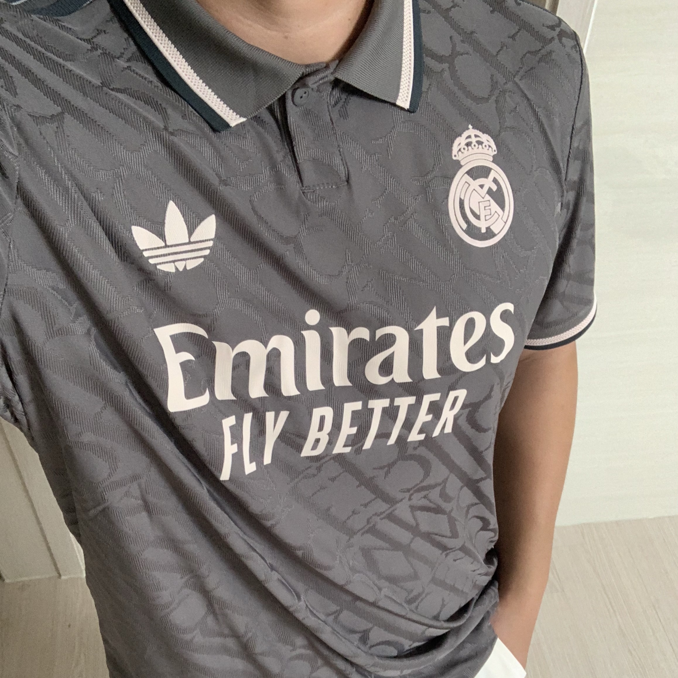 Nike FC Barcelona 2024/25 Dri-Fit Stadium Home Jersey Deep Royal Blue Noble Red (Non Marking Ver.), Adidas Real Madrid 2024/25 Home Jersey White - KR Sizing (Non Marking Ver.) 착용 스타일 - 3