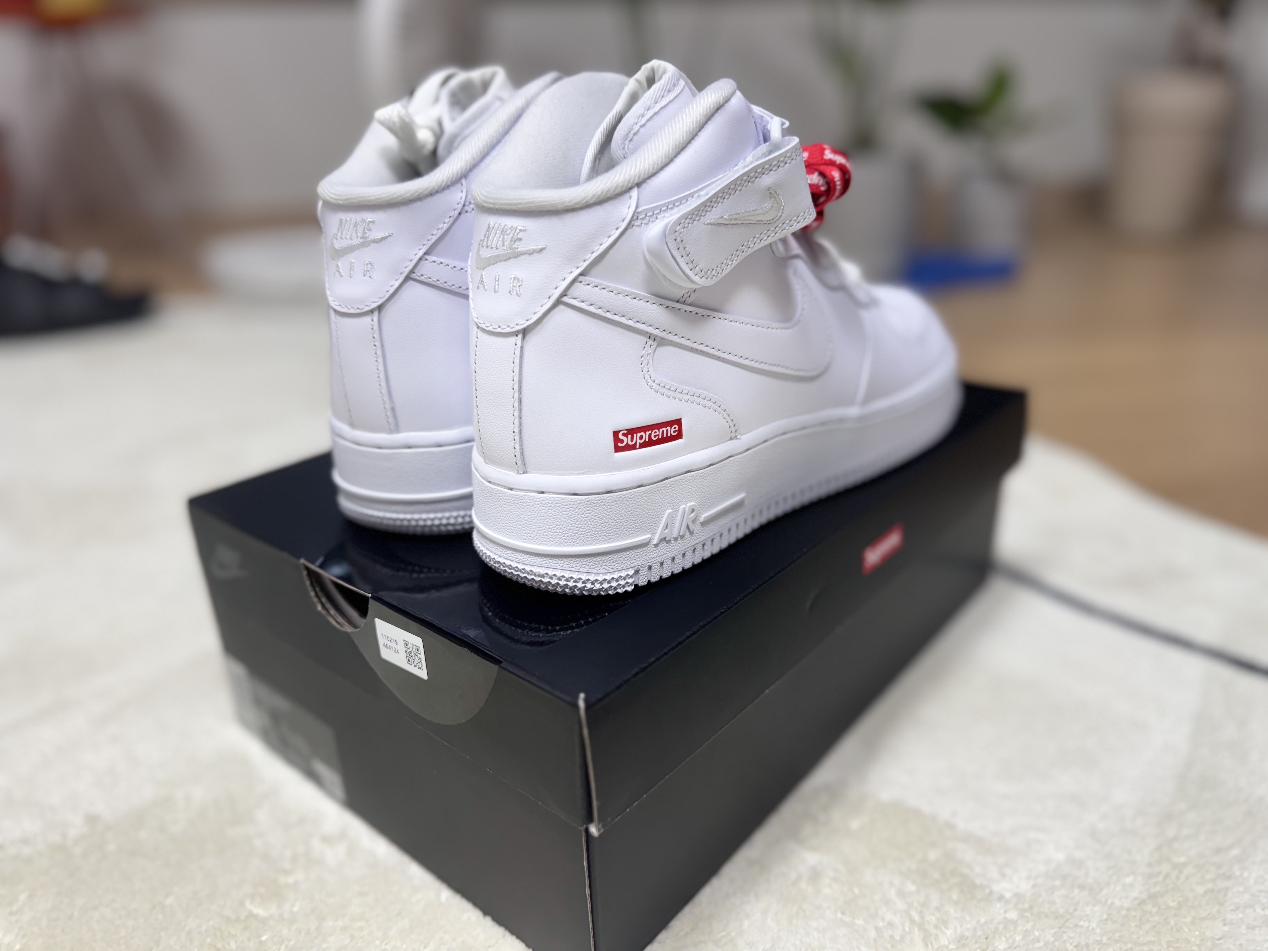 Nike x Supreme Air Force 1 Mid White 착용 스타일 - 2