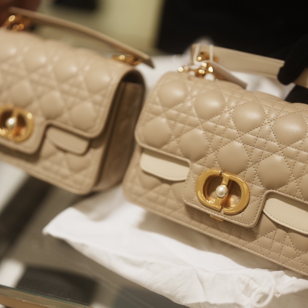 Dior Small Jolie Top Handle Bag Cannage Calfskin Powder Beige 착용 스타일 - 2
