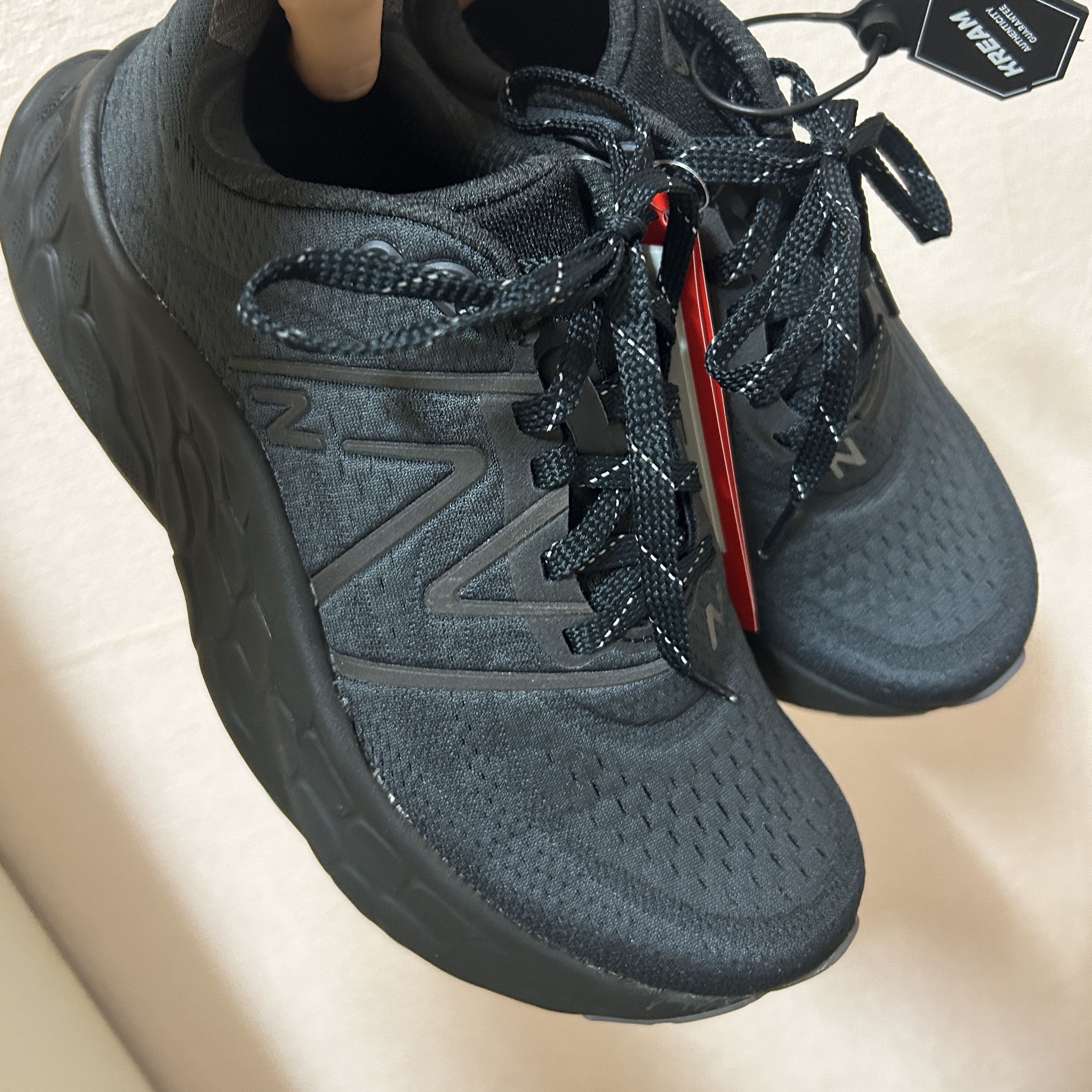 (W) New Balance Fresh Foam X More v4 Triple Black - D Wide 착용 스타일