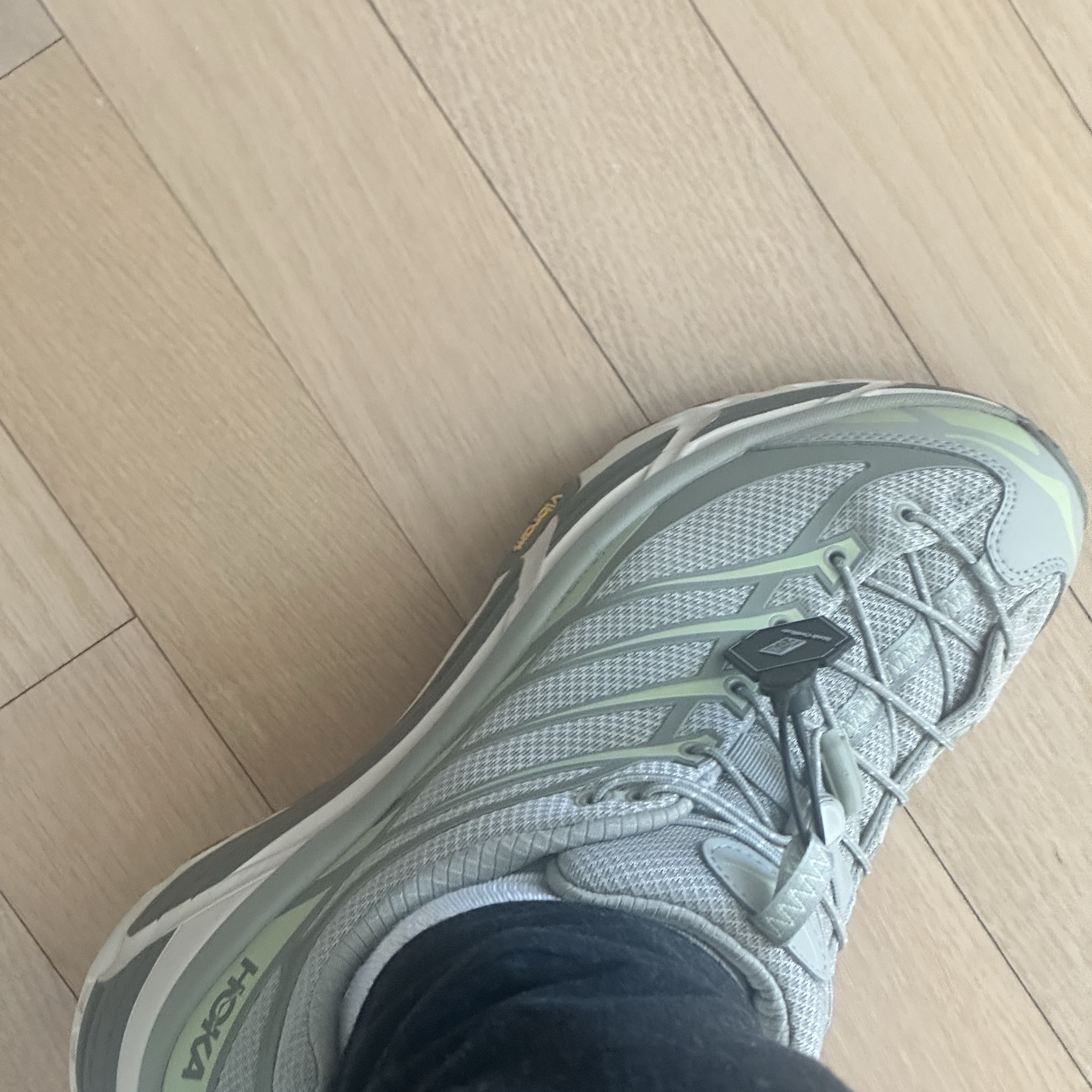 Hoka Mafate Three 2 Barely Seed Green 착용 스타일 - 4