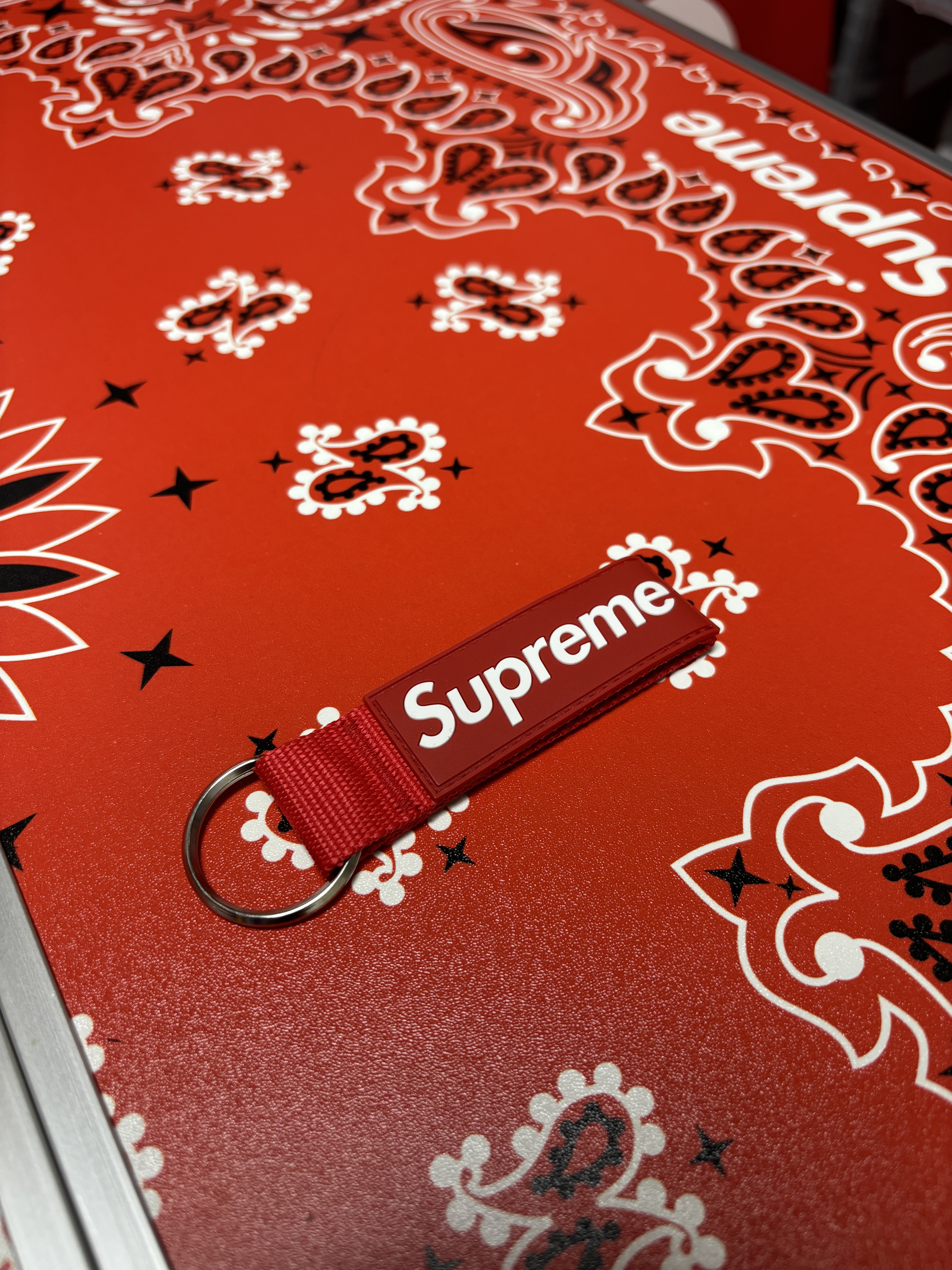 Supreme x Nike Lightweight Crew Socks Red (1 Pack), Supreme Ripstop Keychain Black - 24SS 착용 스타일 - 9