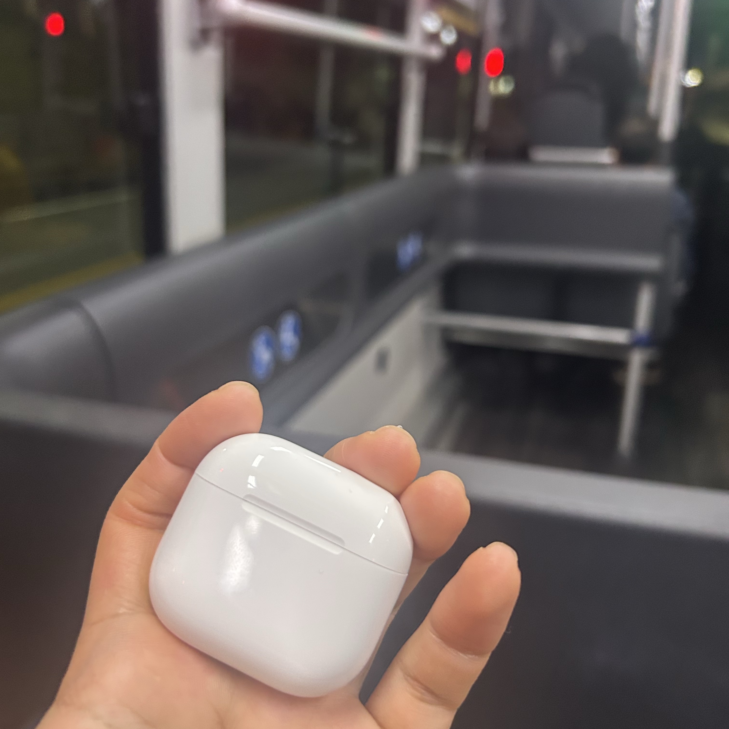 Apple AirPods 4th Gen with Active Noise Cancellation (Korean Ver.) 착용 스타일