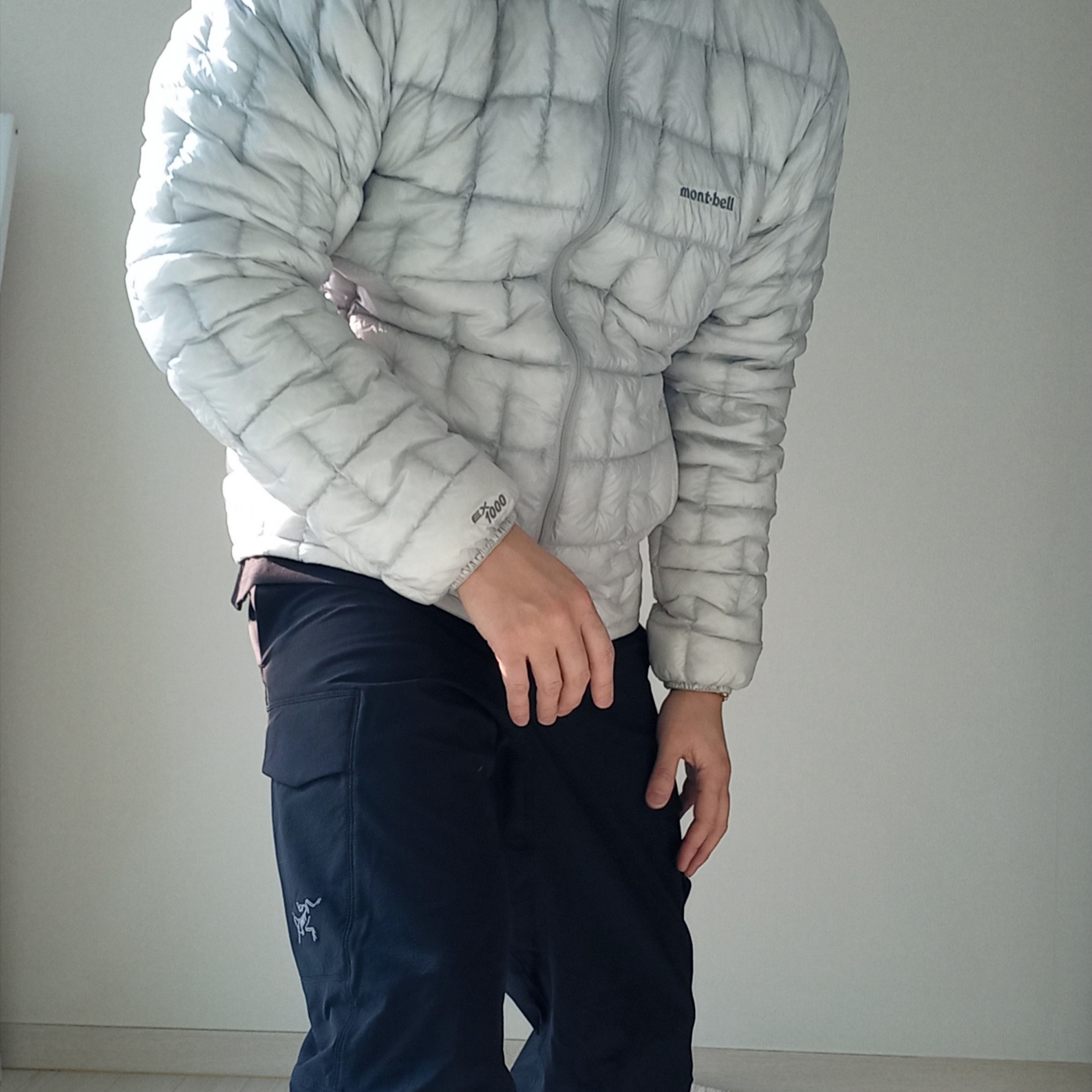 Arc'teryx Gore 5 Panel Cap Black, Montbell US Plasma 1000 Down Jacket Light Silver 착용 스타일 - 5