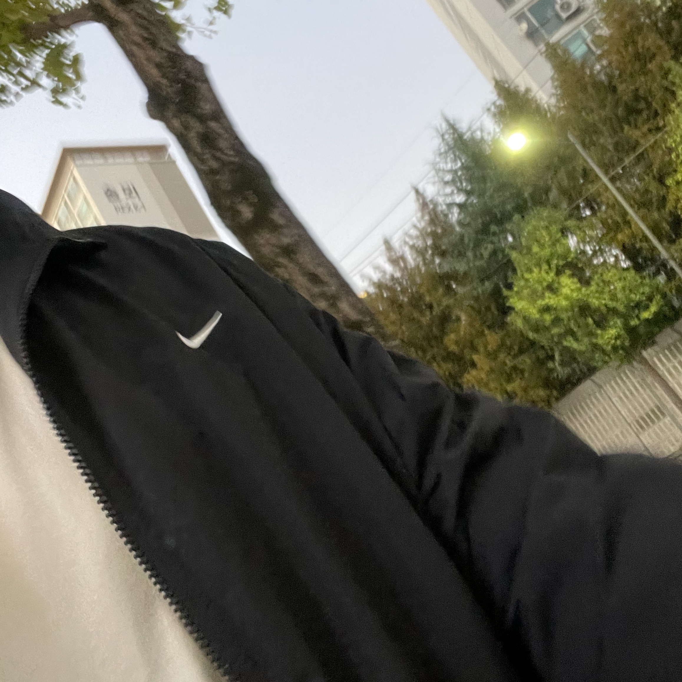 Oofos Ooahh Slide Black, Nike NRG Solo Swoosh Woven Track Jacket Black - Asia 착용 스타일 - 2