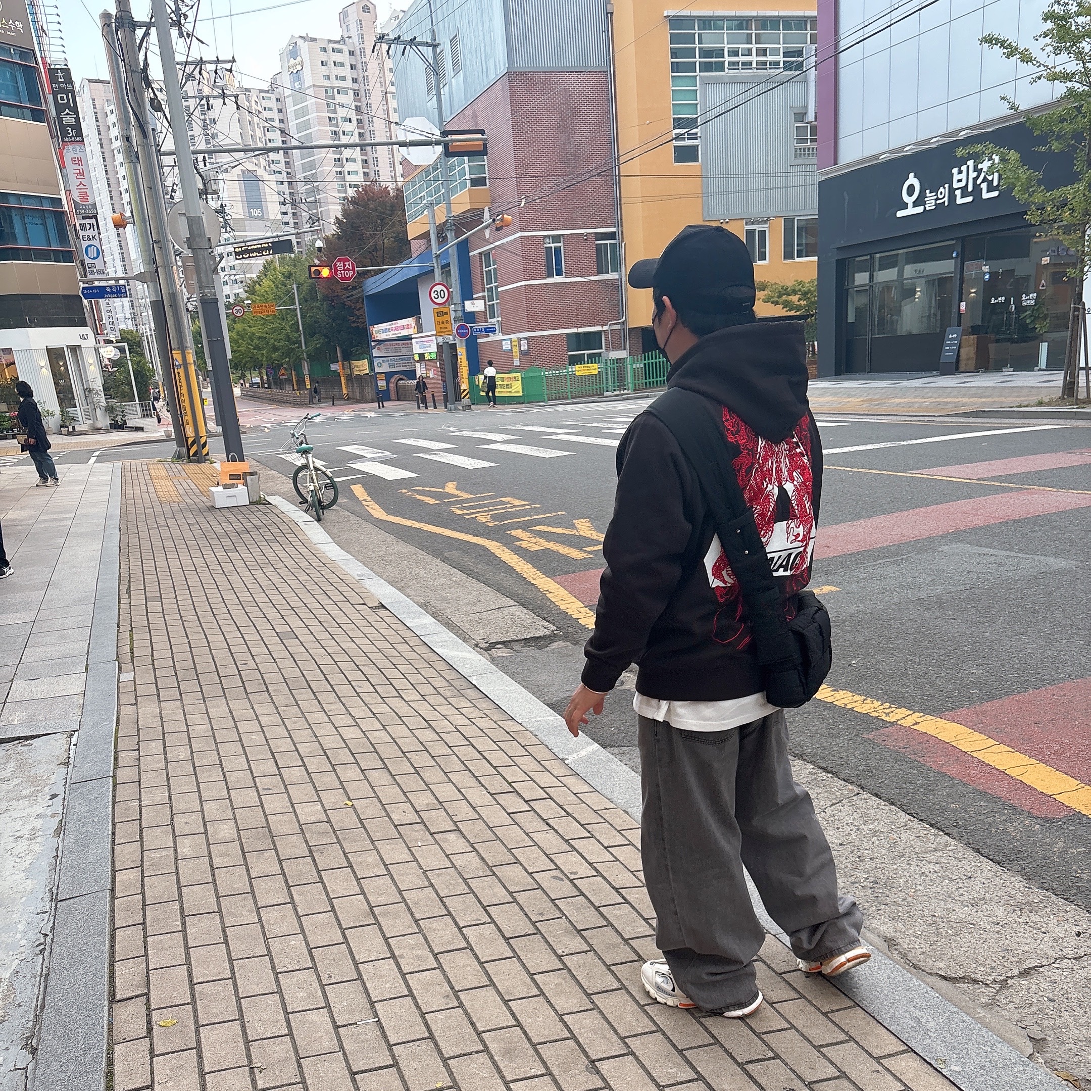 Palace Tri-Dragon Hood Black - 24SS, Bottega Veneta Padded Tech Cassette Black 착용 스타일