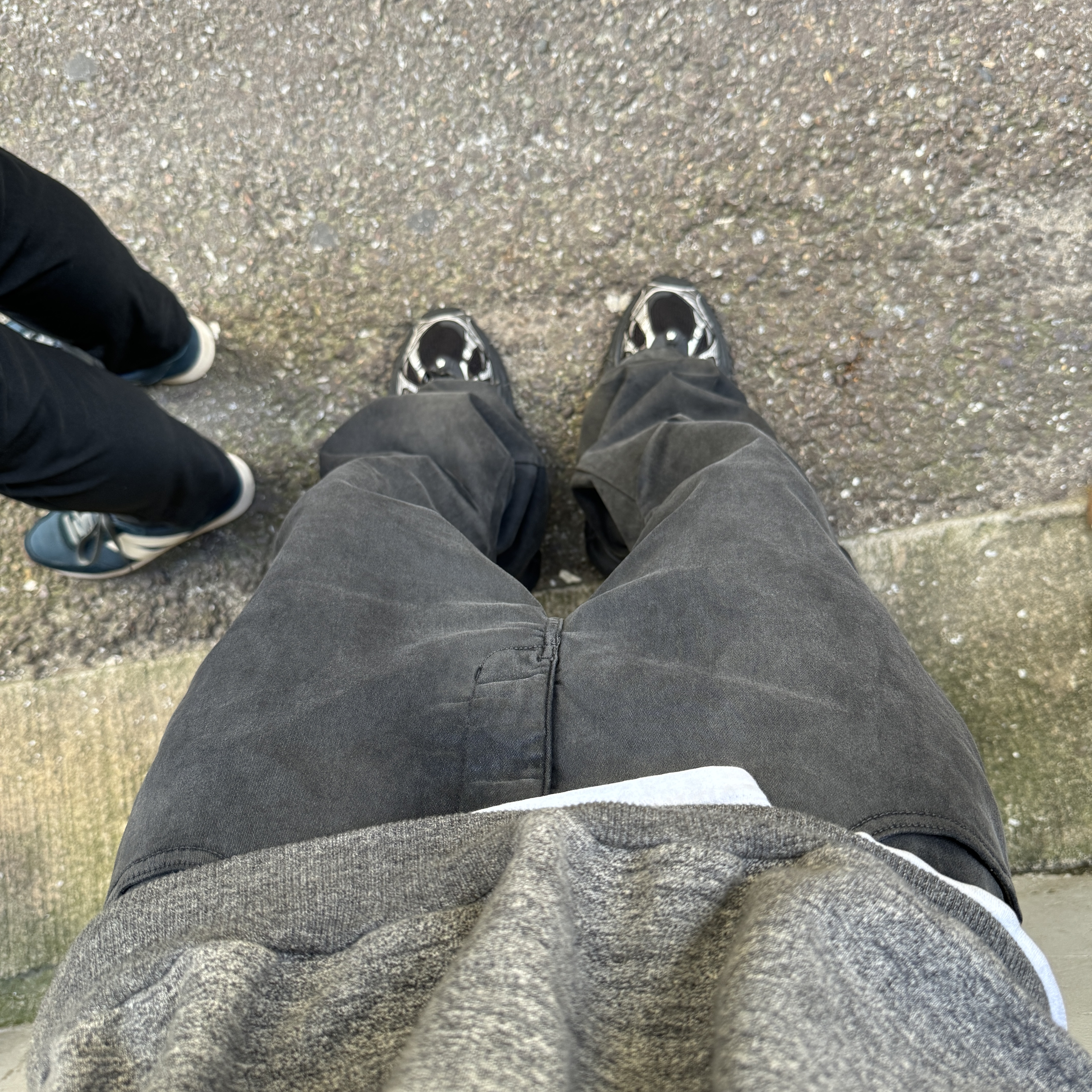 VENDORS Full DU$K Flared Pants Gray, Kapital Fleece Big Crewneck Sweat Heather Charcoal 착용 스타일 - 3