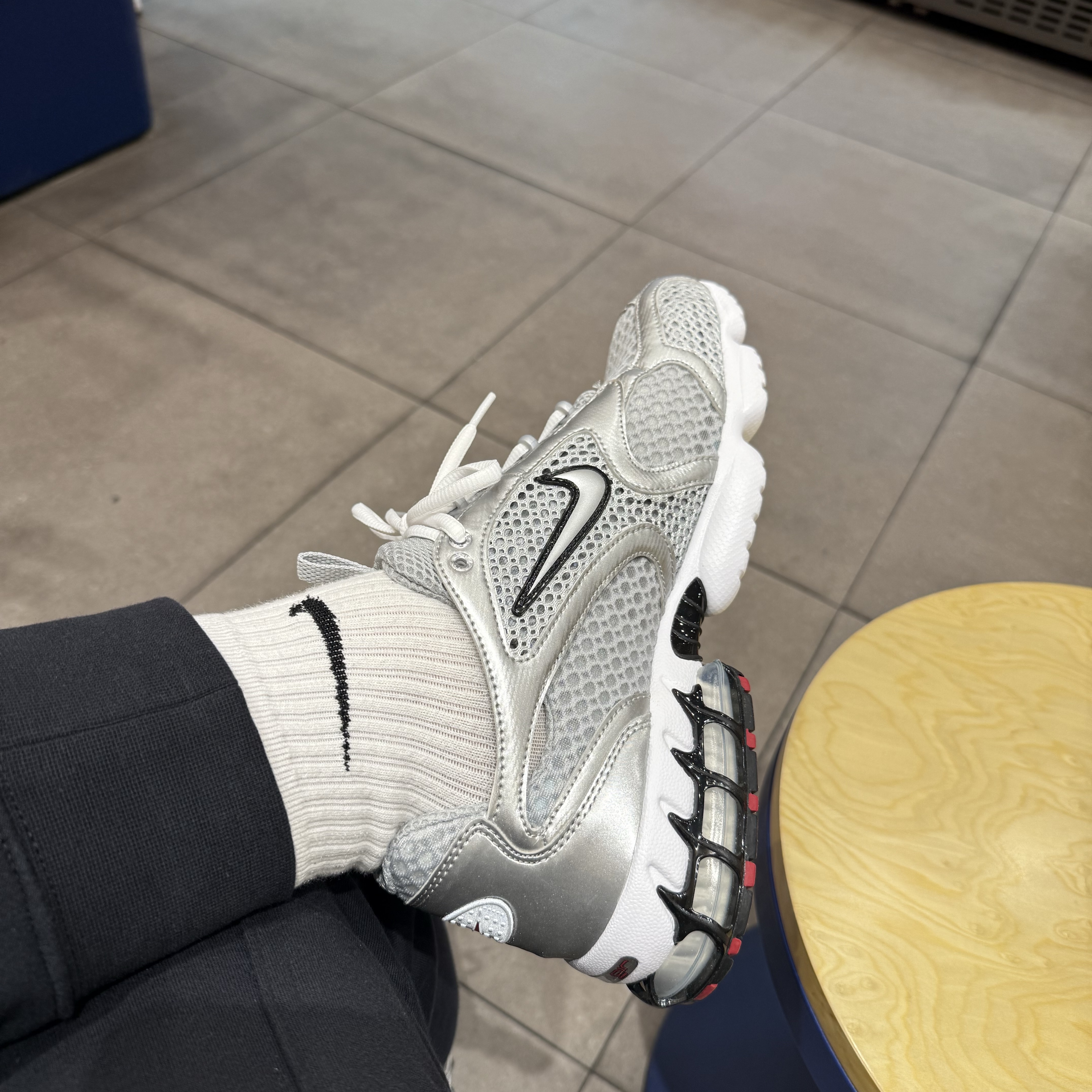 Nike Air Zoom Spiridon Cage 2 Metallic Silver 착용 스타일 - 3