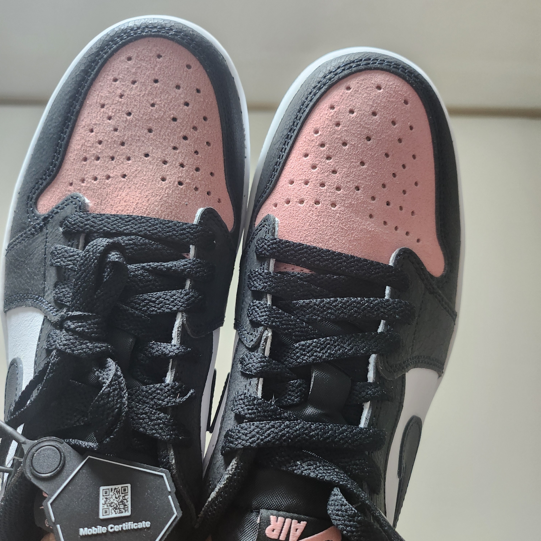 Jordan 1 Retro Low OG Bleached Coral 착용 스타일 - 2