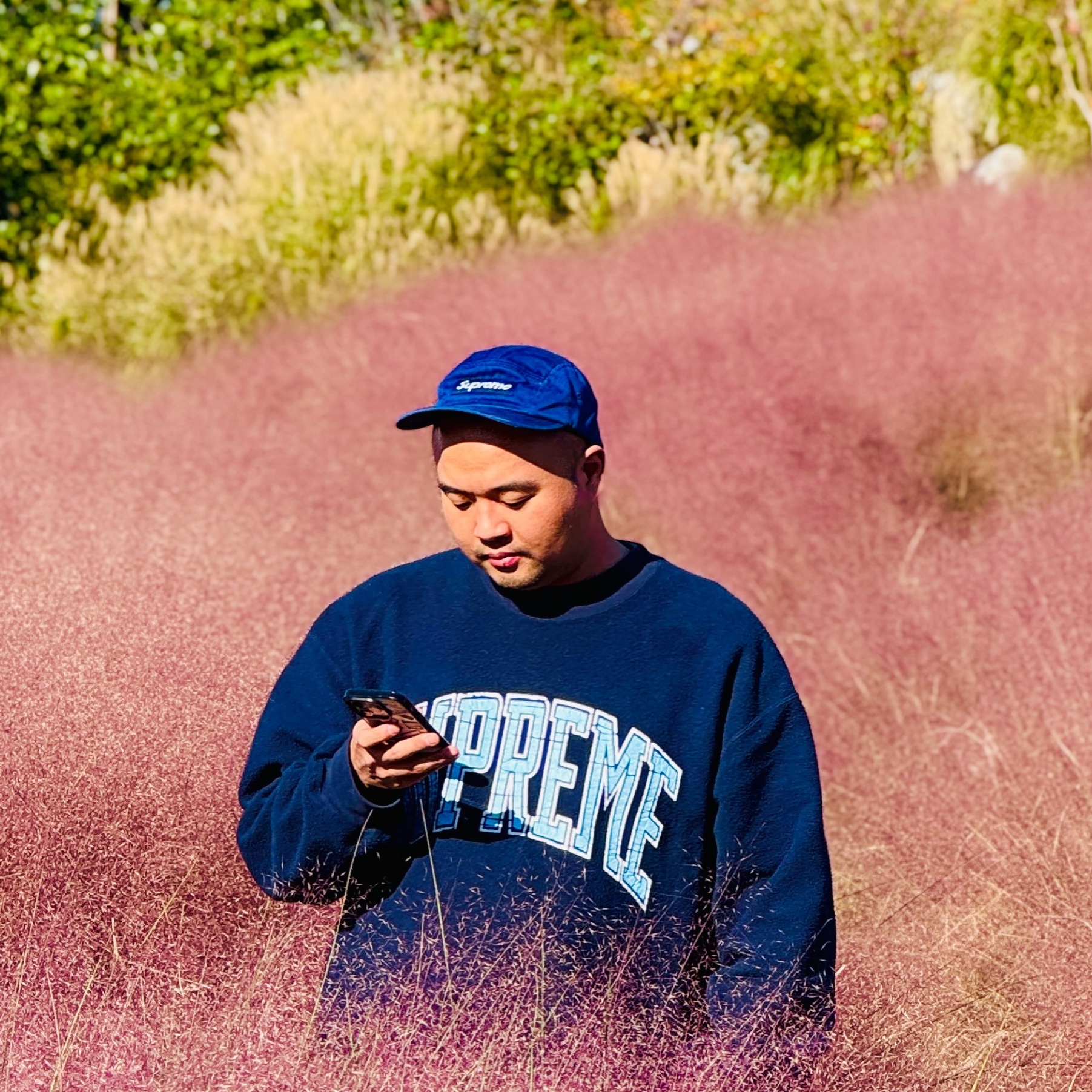 Supreme Inside Out Crewneck Navy - 23FW, Supreme Washed Chino Twill Camp Cap Navy - 24SS 착용 스타일