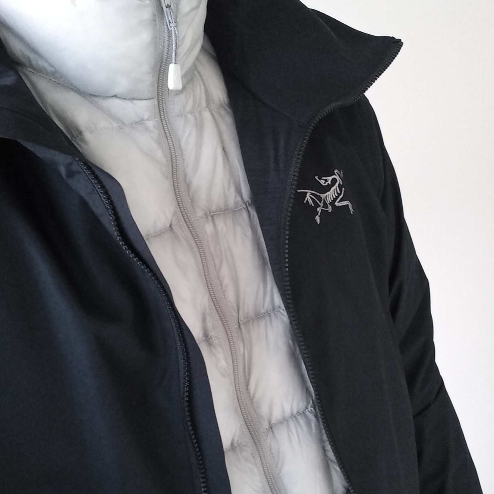 Arc'teryx Gore 5 Panel Cap Black, Montbell US Plasma 1000 Down Jacket Light Silver 착용 스타일 - 3
