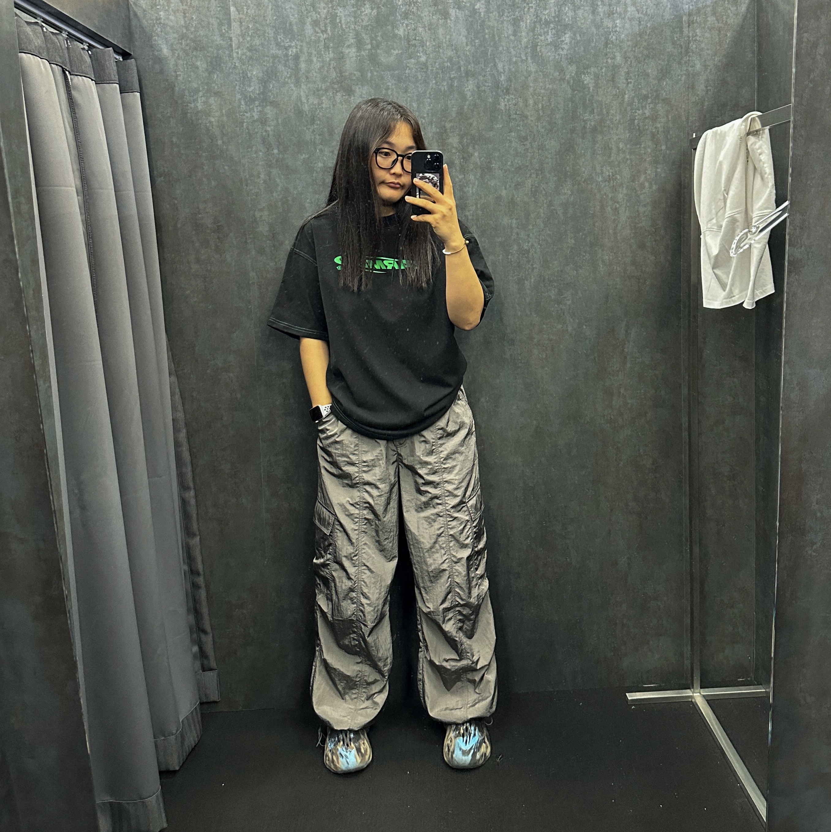 Adidas Yeezy Foam RNNR MX Cinder, Apple Watch Nike SE 44mm GPS Silver Aluminum Case with Nike Sport Band Pure Platinum Black (Korean Ver.) 착용 스타일