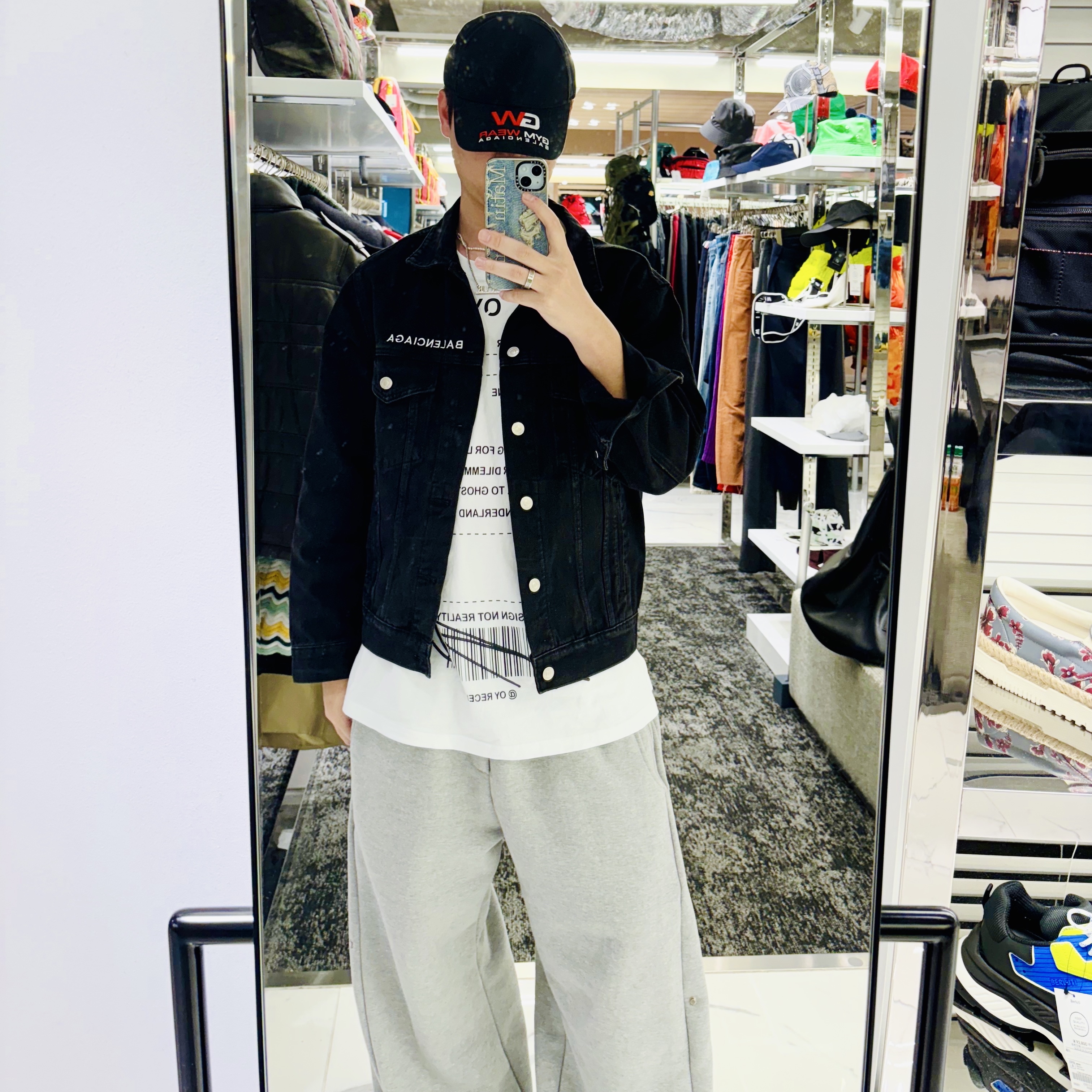 Balenciaga 3XL Sneakers Light Beige, Project G/R Mega Buckle Hobo Bag Black 착용 스타일 - 3