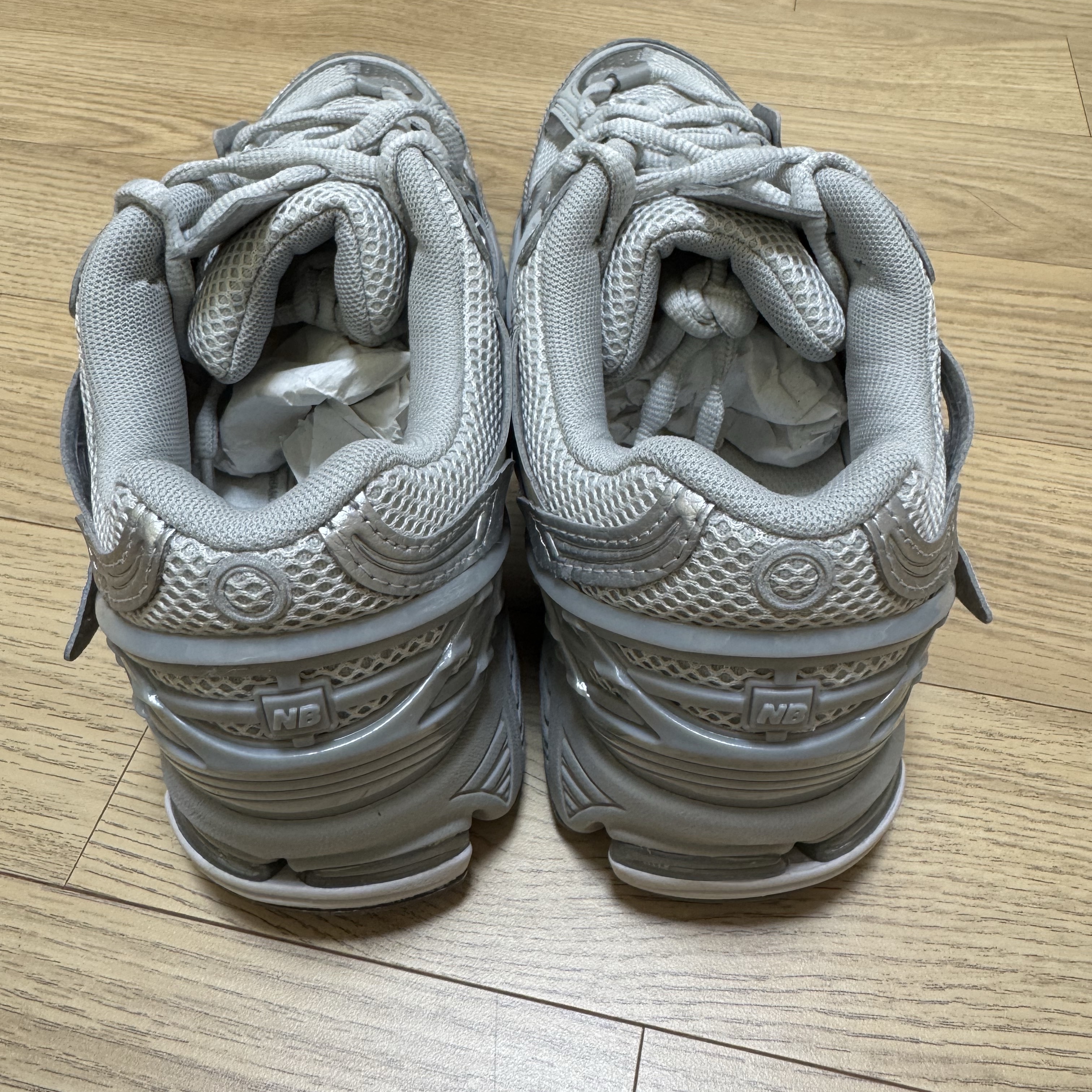New Balance 1906A Concrete Silver Metallic 착용 스타일 - 5