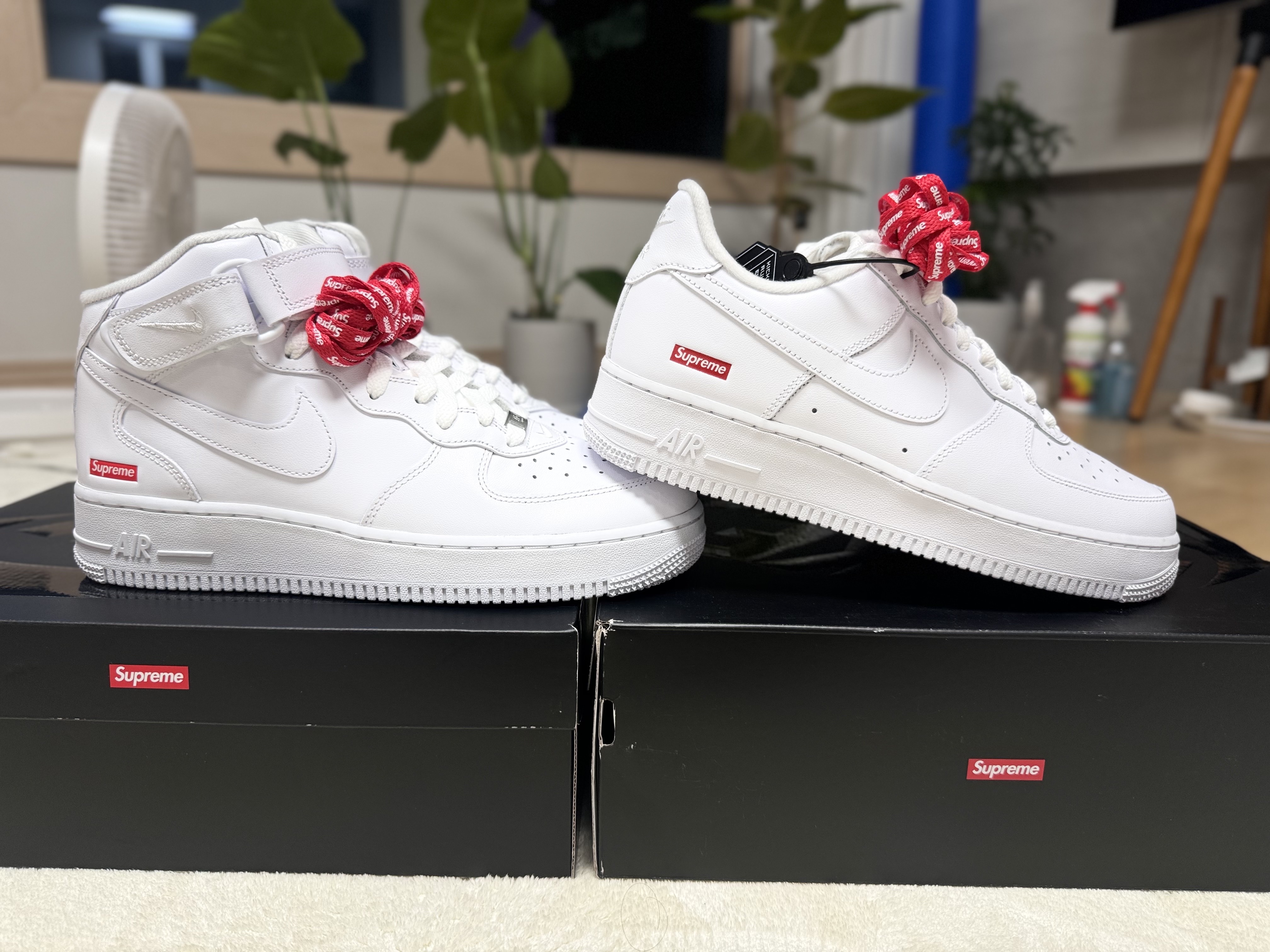 Nike x Supreme Air Force 1 Mid White 착용 스타일 - 3