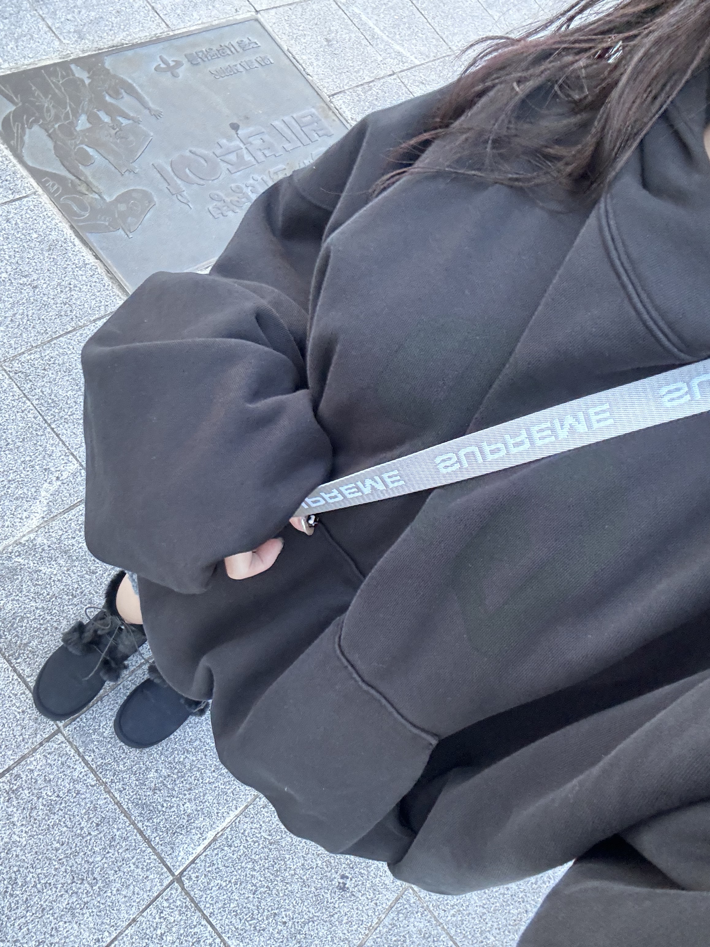 Yeezy Gap Engineered By Balenciaga Dove Hoodie Black 착용 스타일 - 3