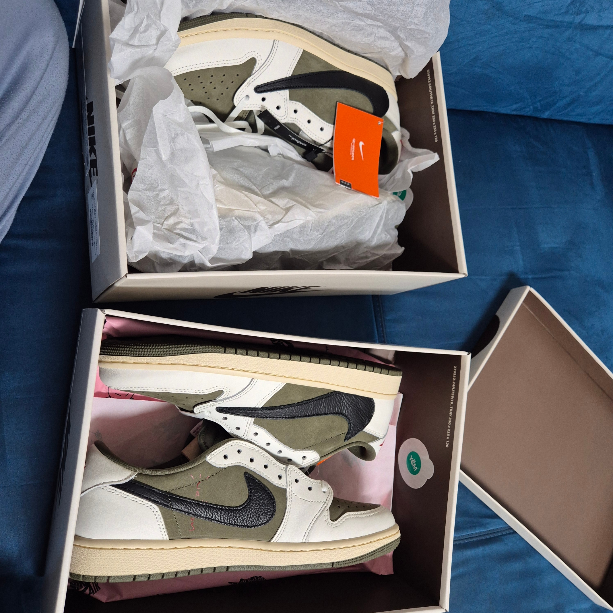Jordan 1 x Travis Scott Retro Low OG SP Reverse Olive, Adidas Samba OG Core Black Gum 착용 스타일 - 4