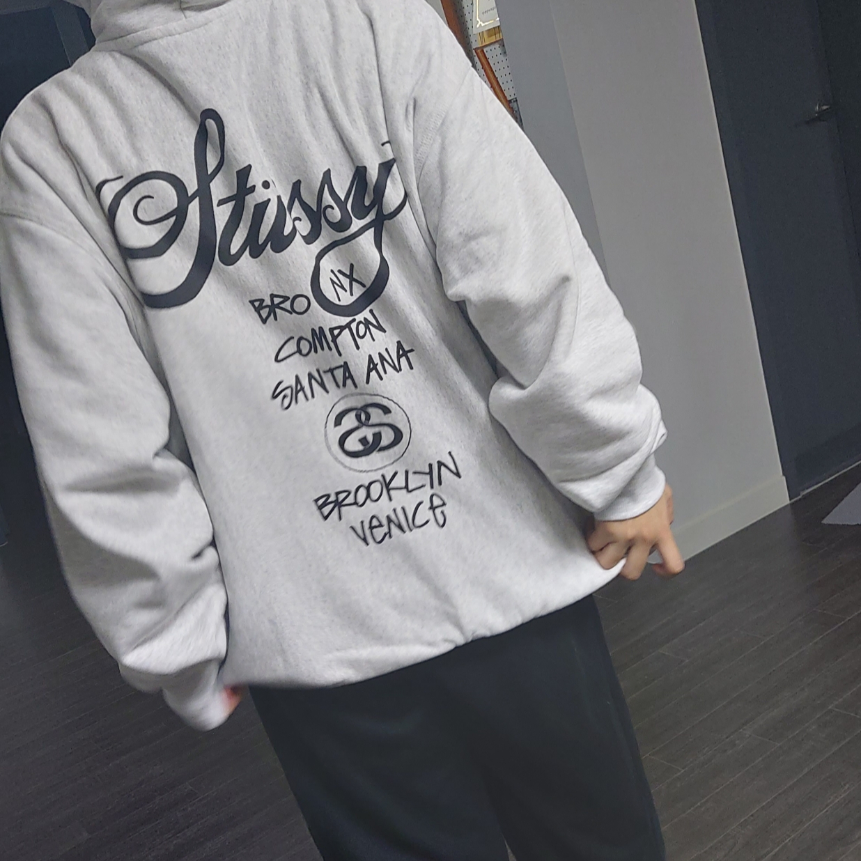 Stussy World Tour Hoodie Ash Heather 2023 착용 스타일