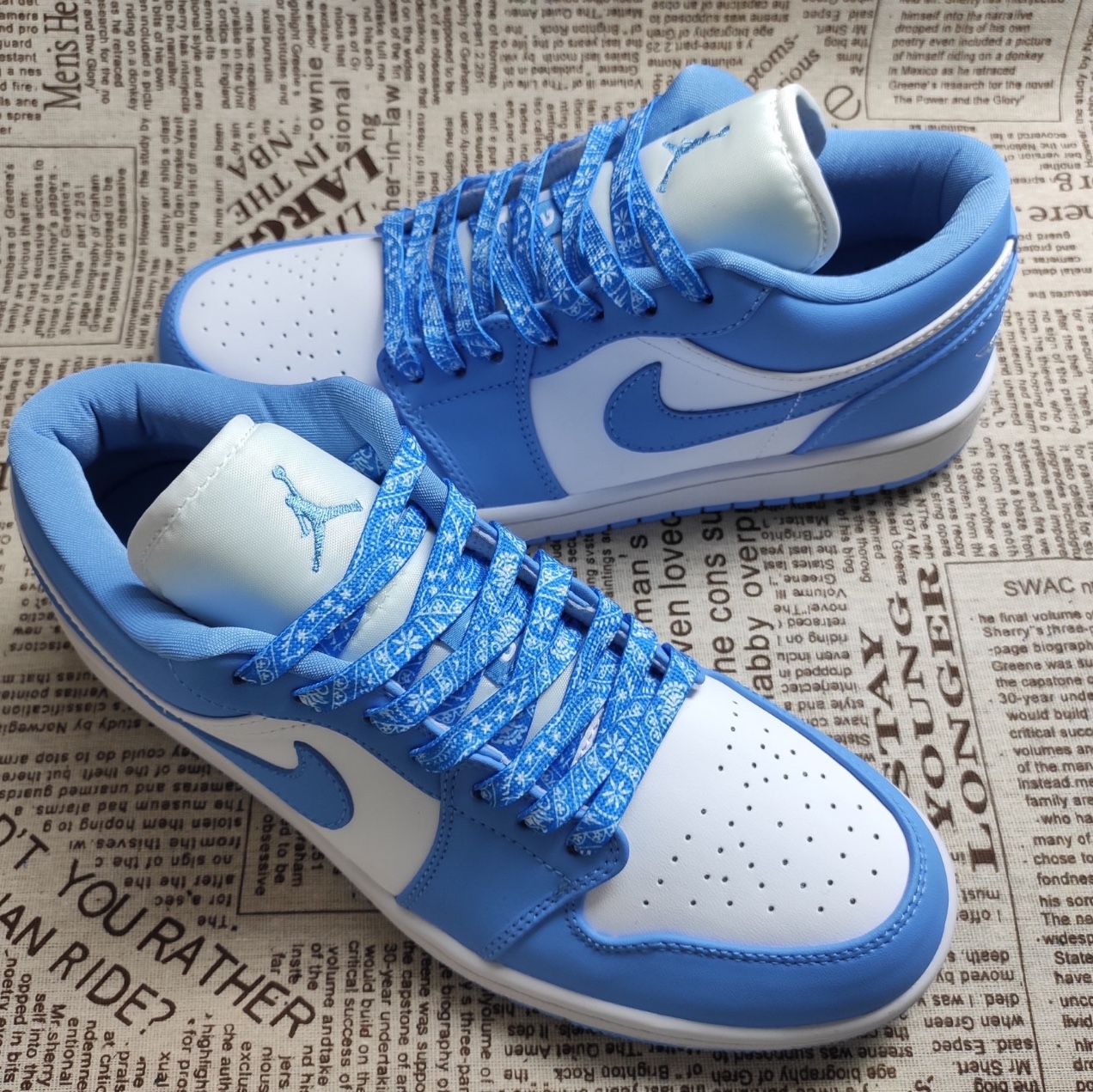 Jordan 1 Low Golf White and University Blue 착용 스타일
