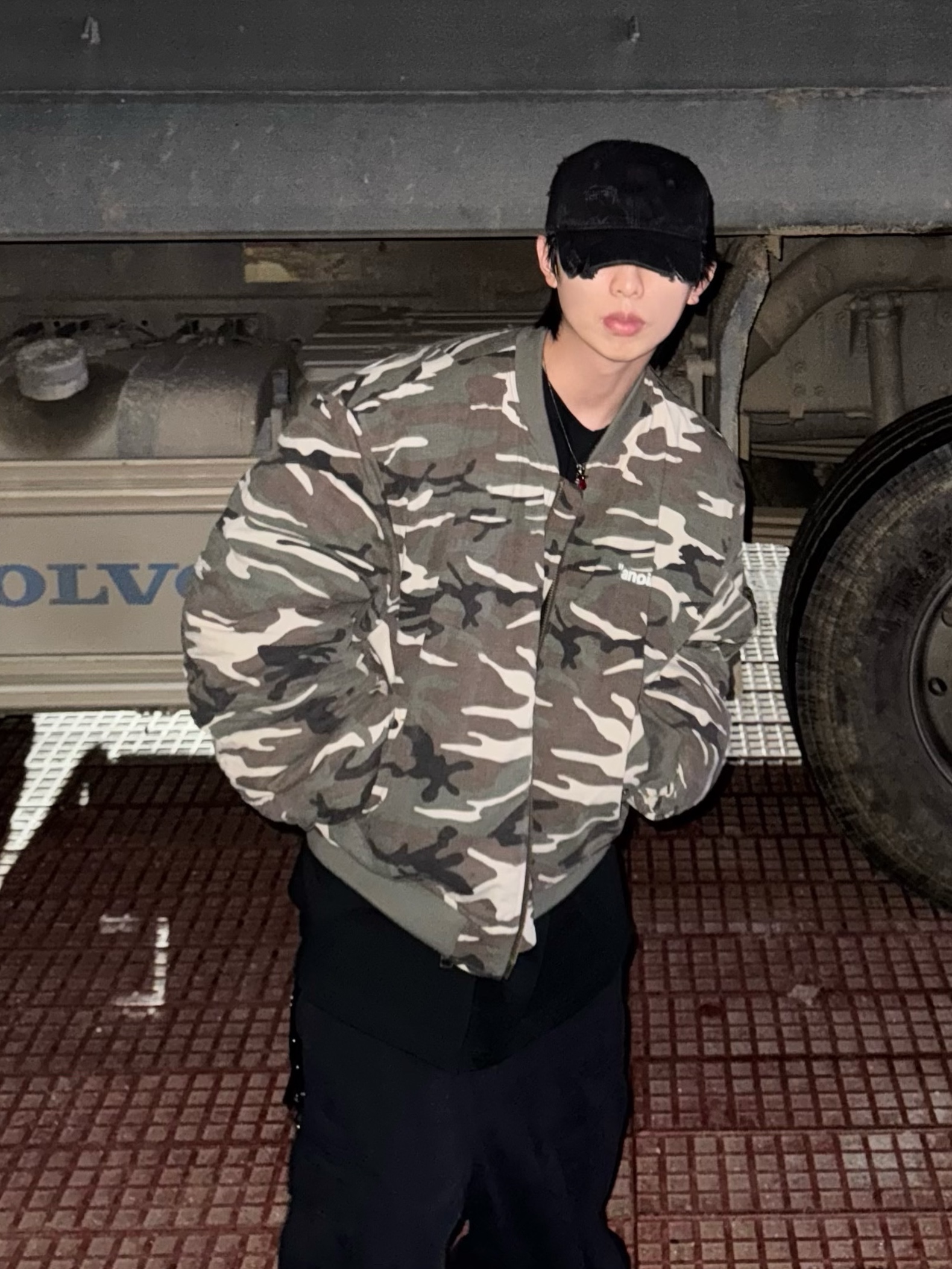 Awende Messiah Camo Bomber Jacket, Awende Saint Black LS T-Shirt 착용 스타일 - 5