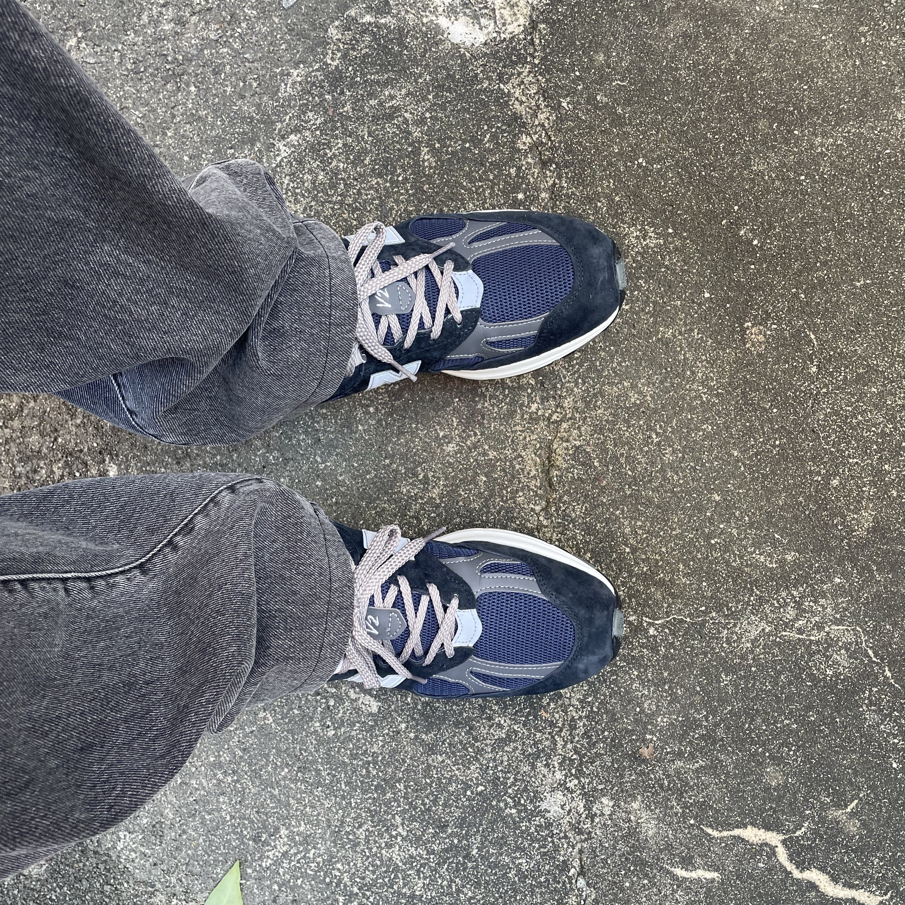 New Balance 991v2 Made in UK Dark Navy Smoked Pearl 착용 스타일