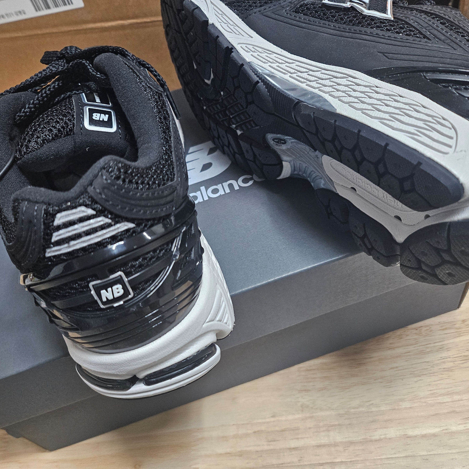 New Balance 1906R Black White 착용 스타일 - 2