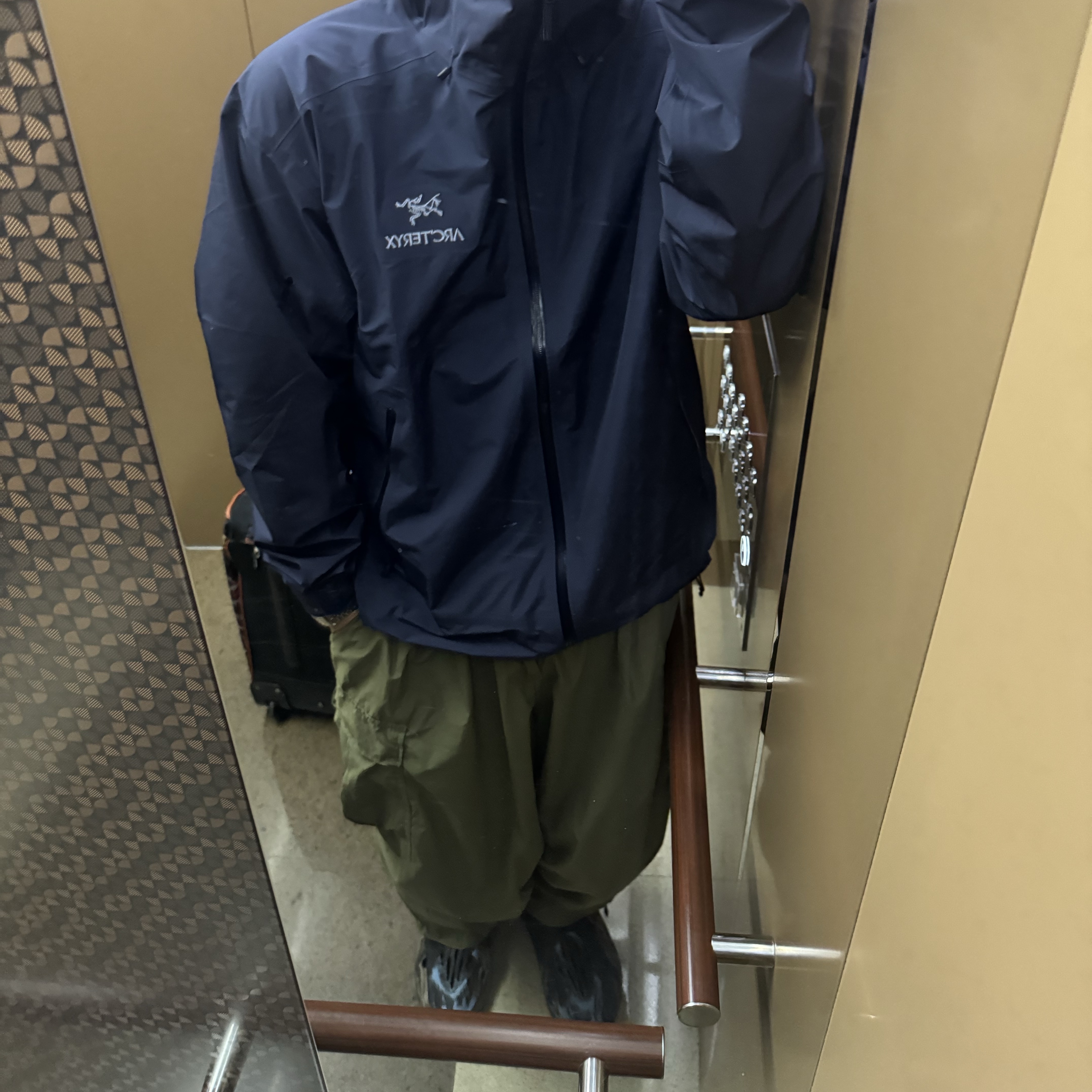 Arc'teryx Beta LT Jacket Black Sapphire 착용 스타일 - 2