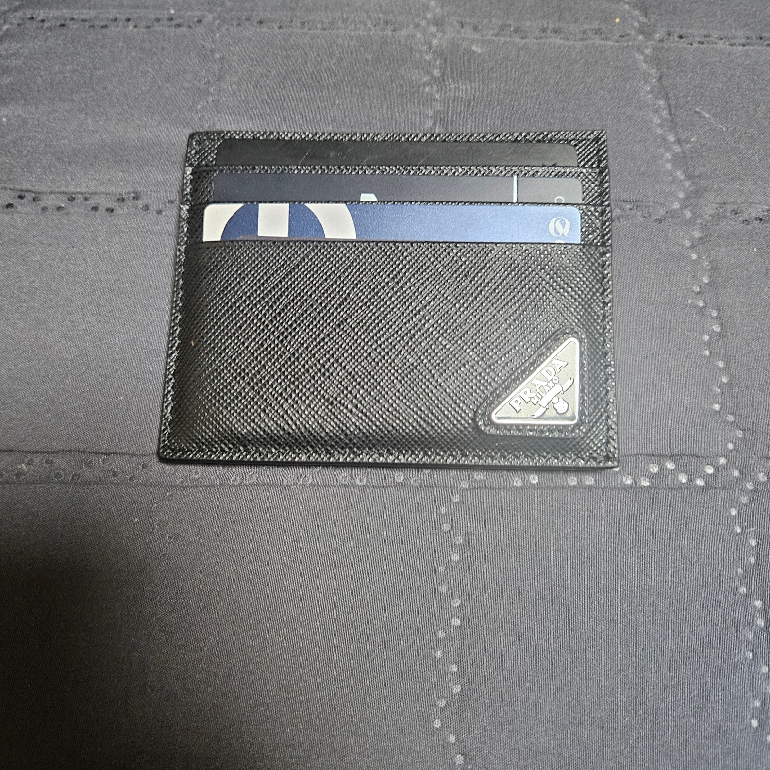 Prada Saffiano Leather Card Holder Black 착용 스타일