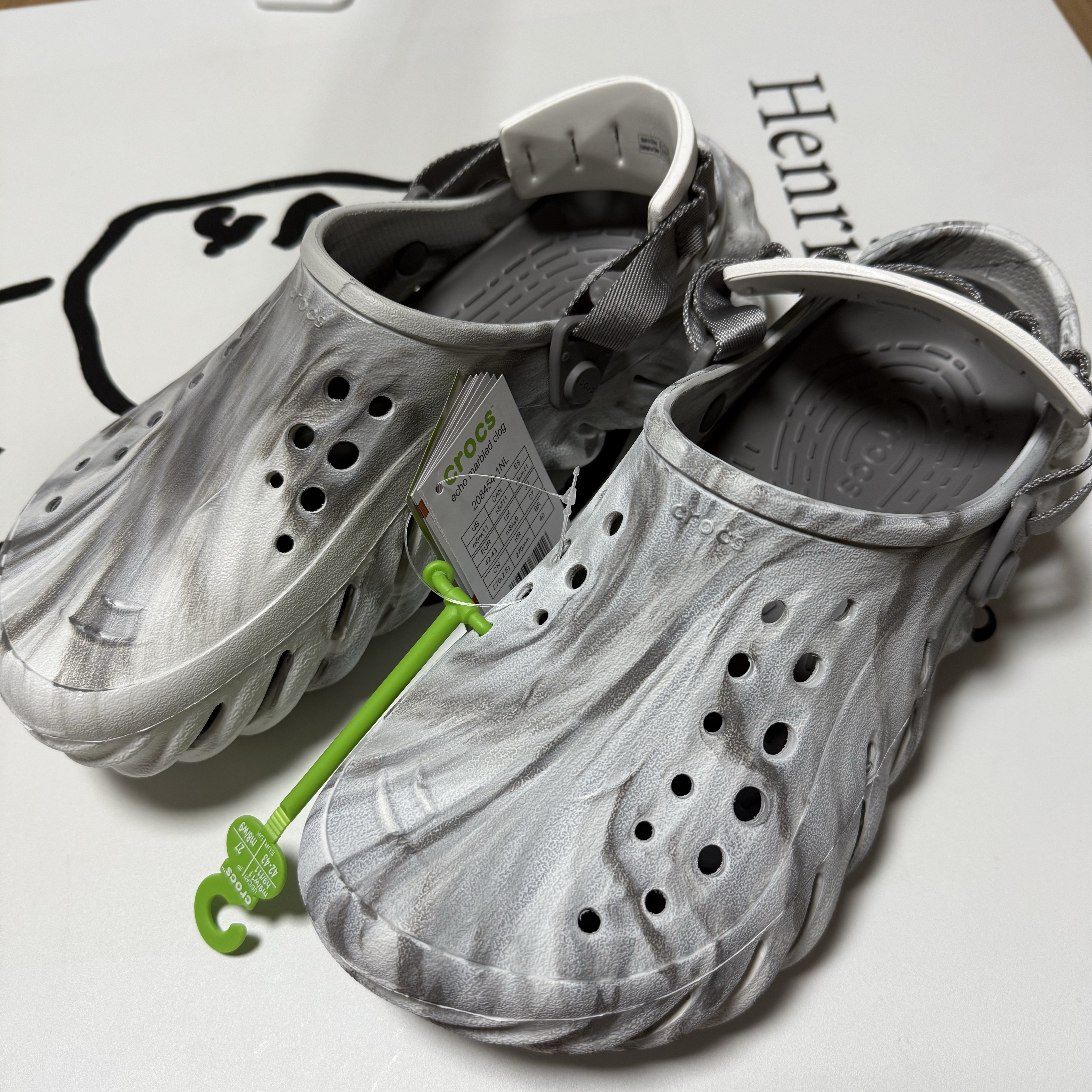 Crocs Echo Marbled Clog Moonlight Multi 착용 스타일 - 1
