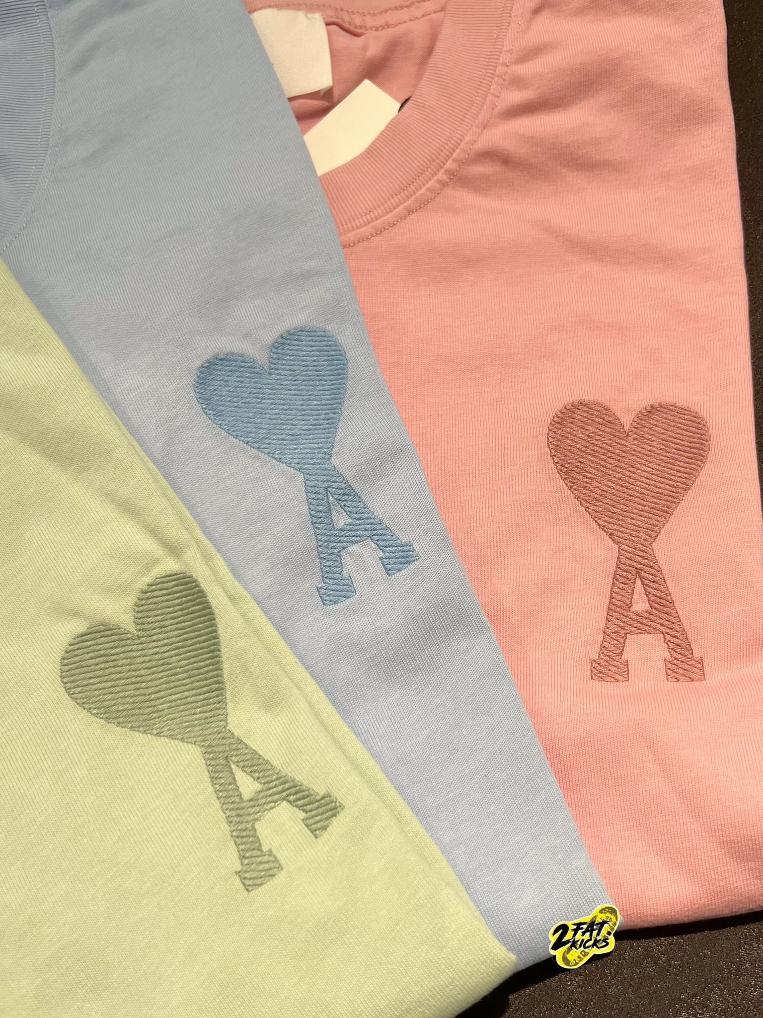 AMI de Coeur Tone-On-Tone T-Shirt Aqua - 22SS, AMI de Coeur Tone-On-Tone T-Shirt Pale Pink - 22SS 착용 스타일 - 1