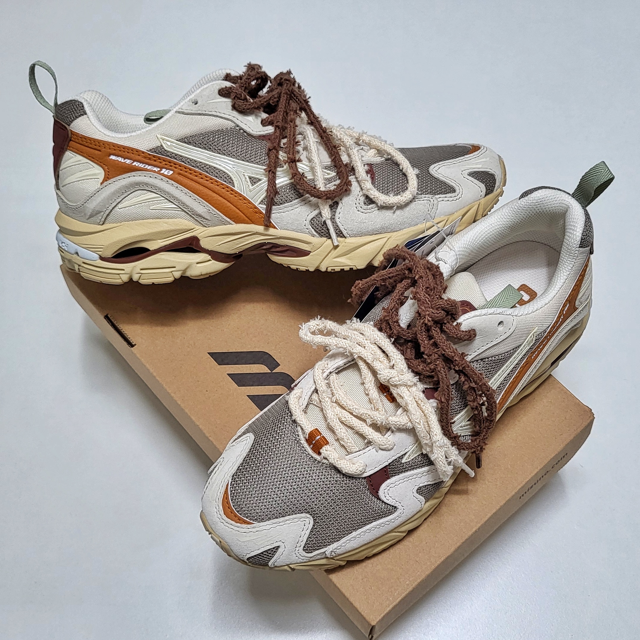 STU X MIZUNO Wave Rider 10 착용 스타일