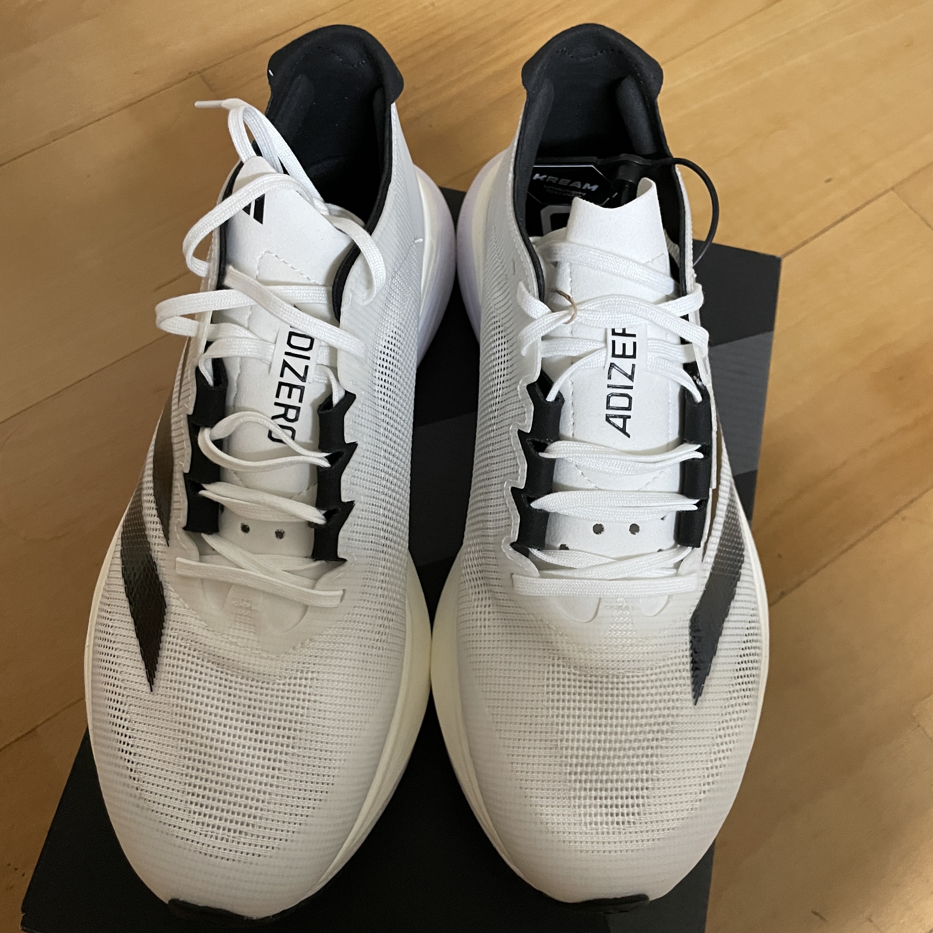 Adidas Adizero Boston 12 Cloud White Core Black Night Metallic 착용 스타일 - 1