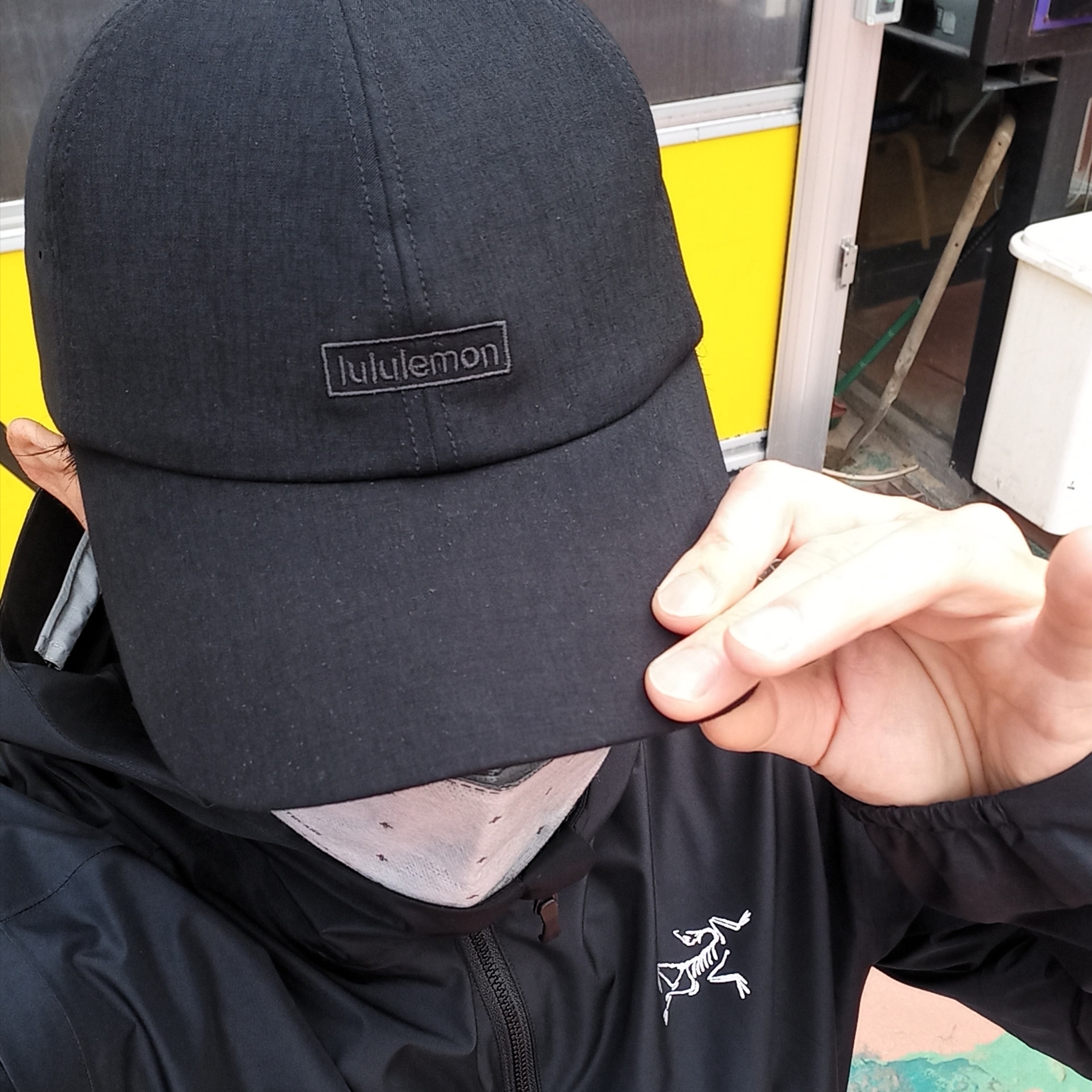 (W) Lululemon Soft Embroidered Baller Hat Black, Arc'teryx Solano Hoody Black 착용 스타일 - 4