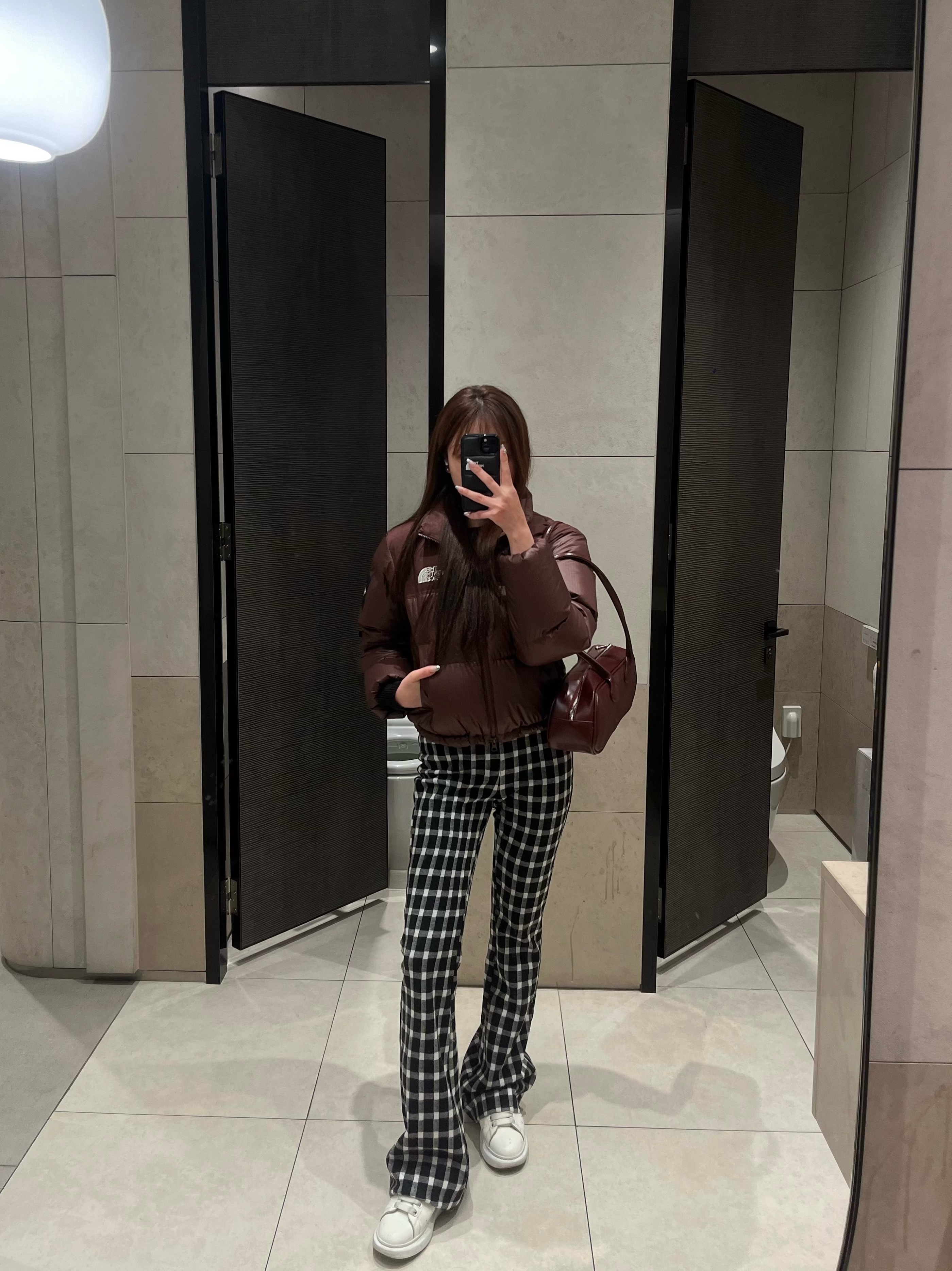 (W) The North Face White Label Novelty Nuptse Down Jacket Cocoa Brown 착용 스타일