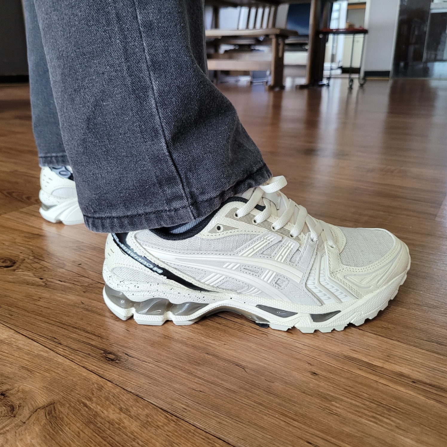 Asics Gel-Kayano 14 Imperfection Pack Cream 착용 스타일 - 2