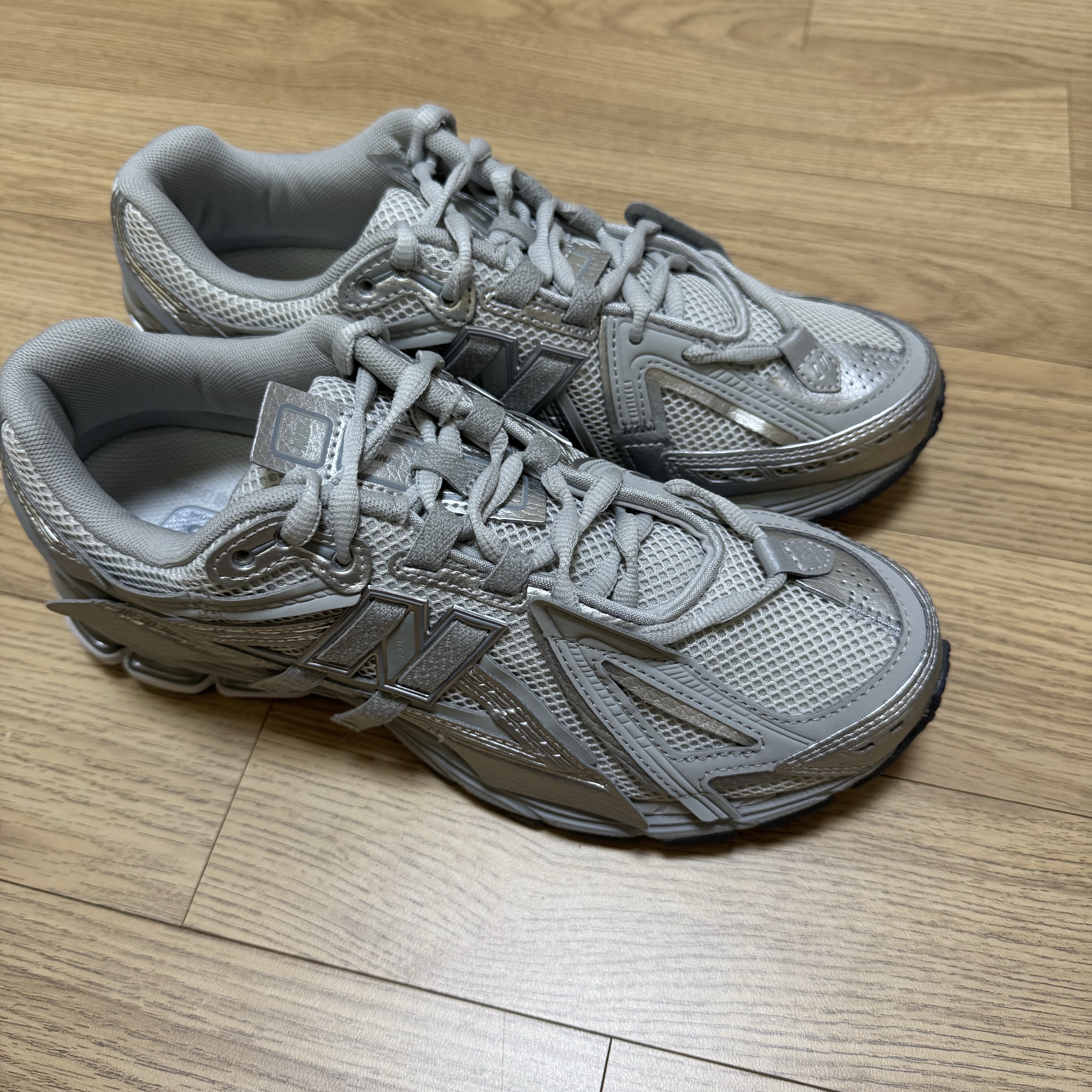 New Balance 1906A Concrete Silver Metallic 착용 스타일 - 3