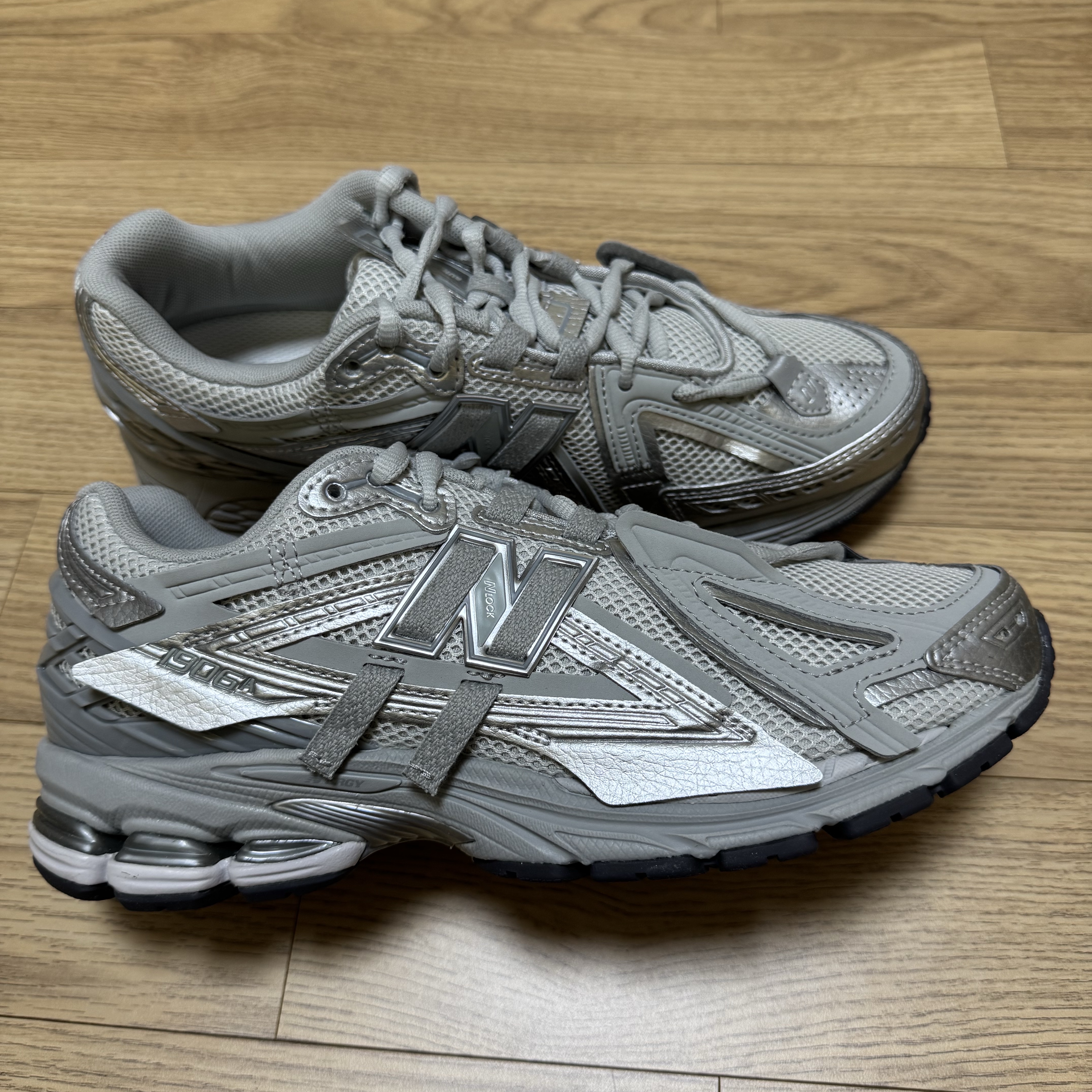 New Balance 1906A Concrete Silver Metallic 착용 스타일 - 4