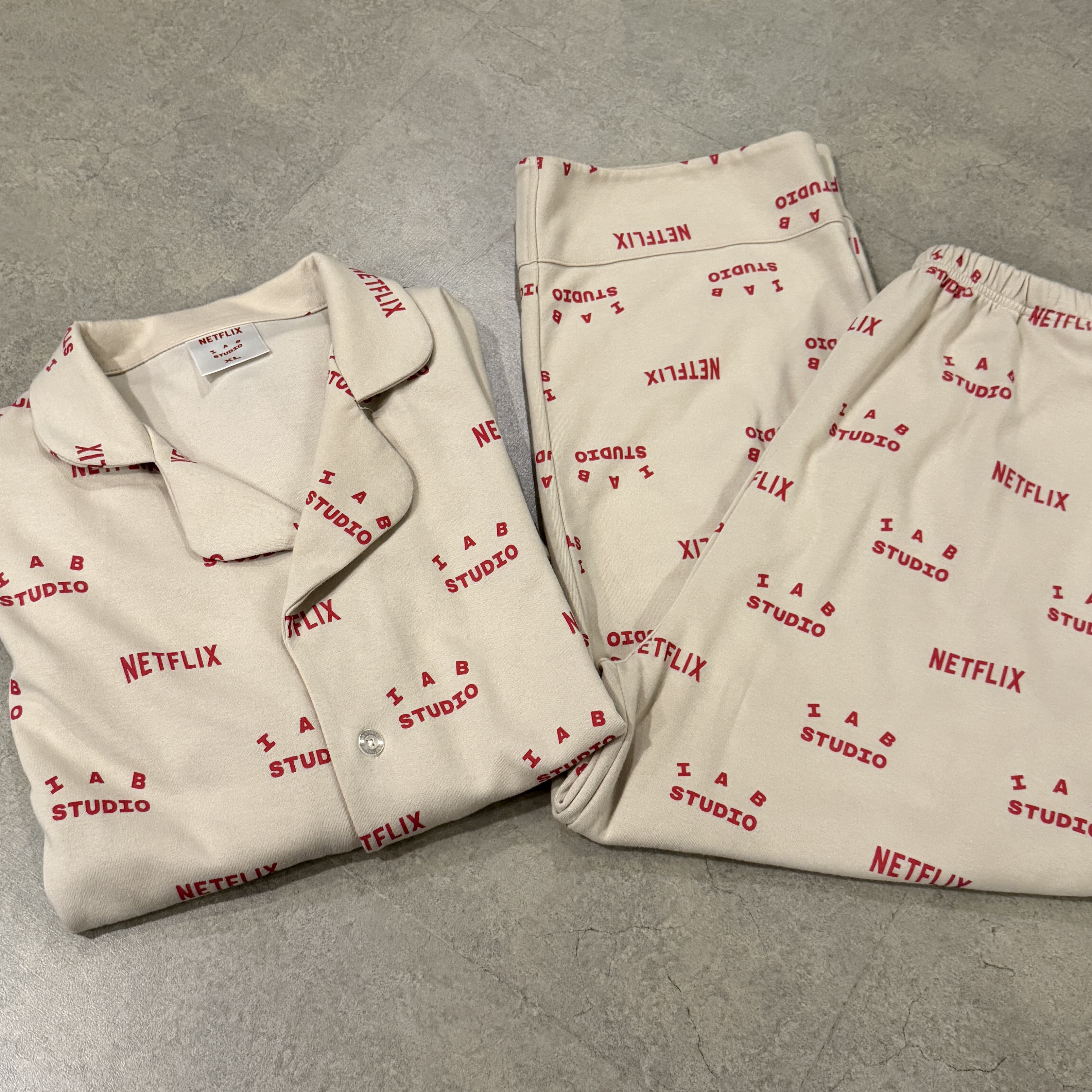 IAB Studio x Netflix Pajama Cushion Cover Set Oatmeal 착용 스타일