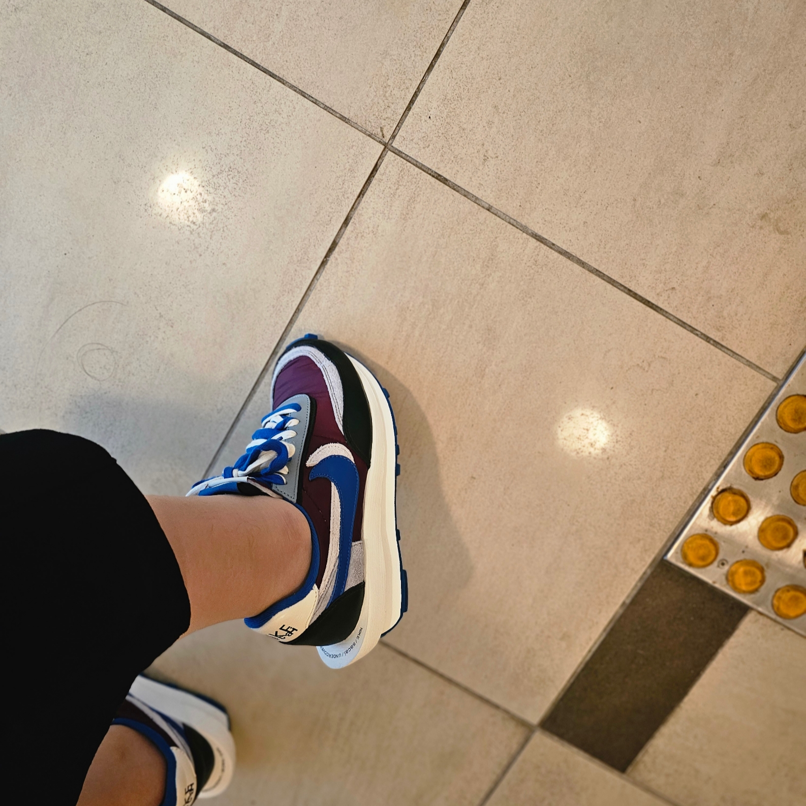 Nike x Sacai x Undercover LDWaffle Night Maroon Team Royal 착용 스타일